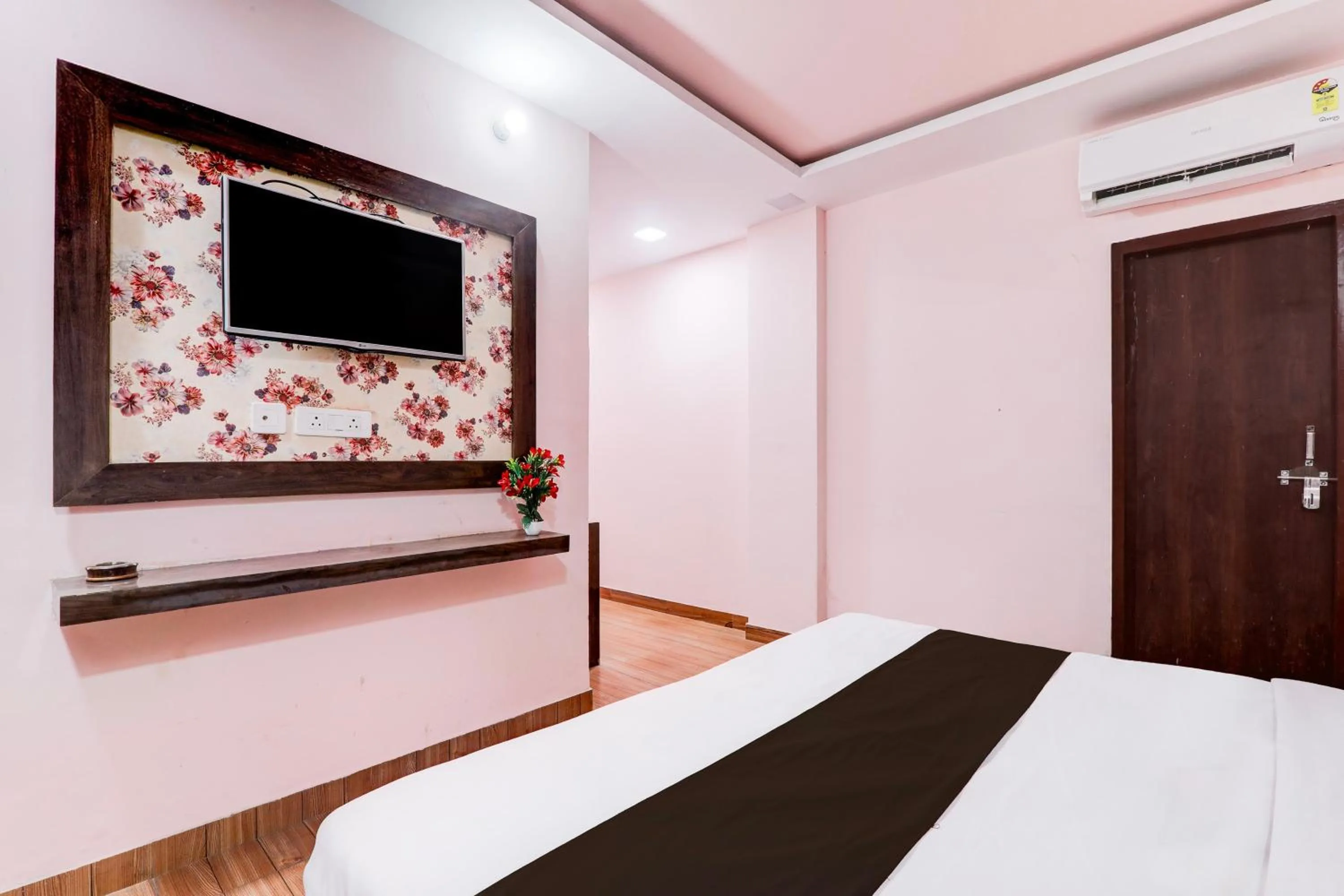 Bedroom, Bed in Super Hotel O BBD Lucknow Formerly 7th Heaven