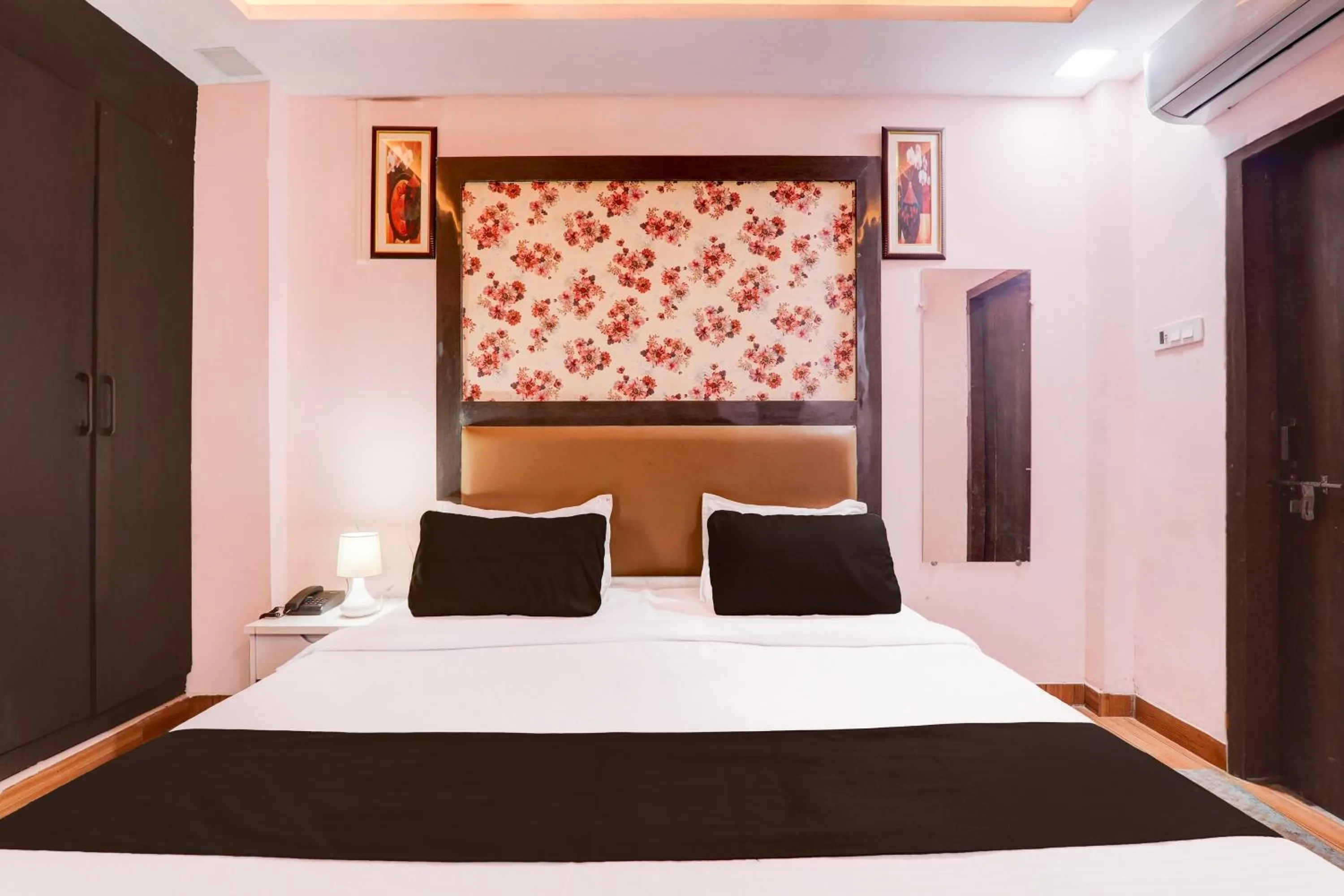 Bedroom, Bed in Super Hotel O BBD Lucknow Formerly 7th Heaven