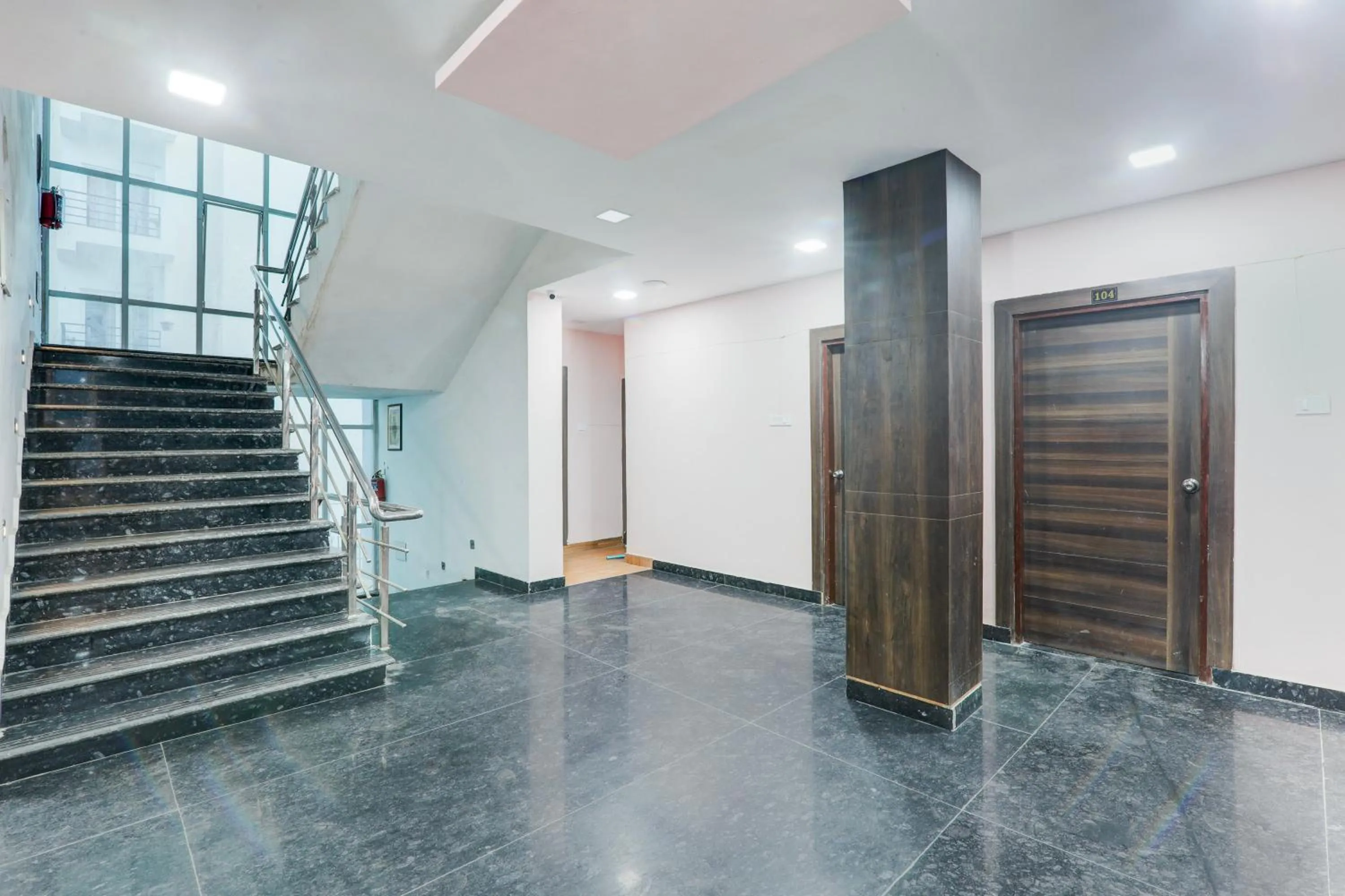 Lobby or reception in Super Hotel O BBD Lucknow Formerly 7th Heaven