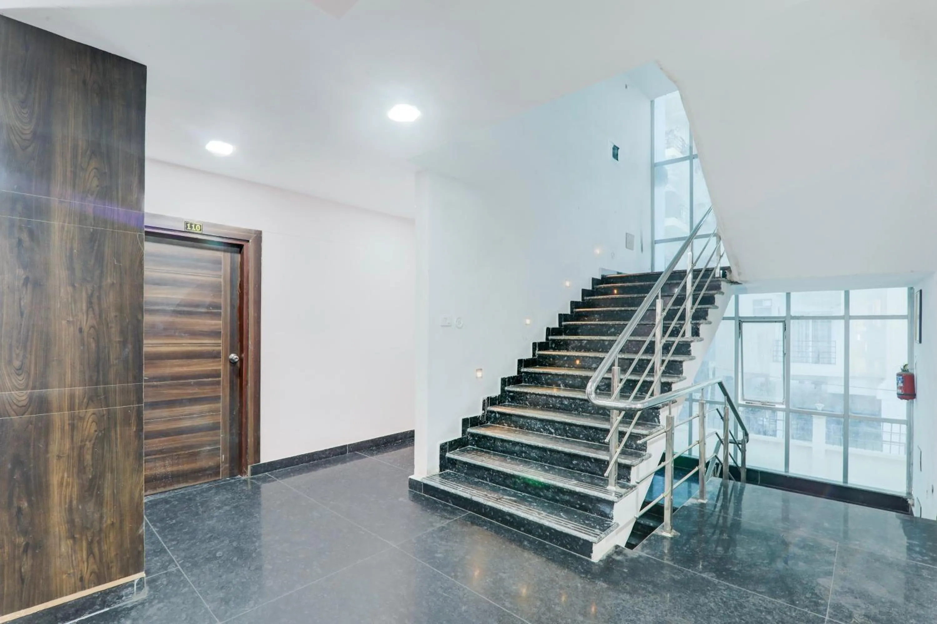 Lobby or reception in Super Hotel O BBD Lucknow Formerly 7th Heaven