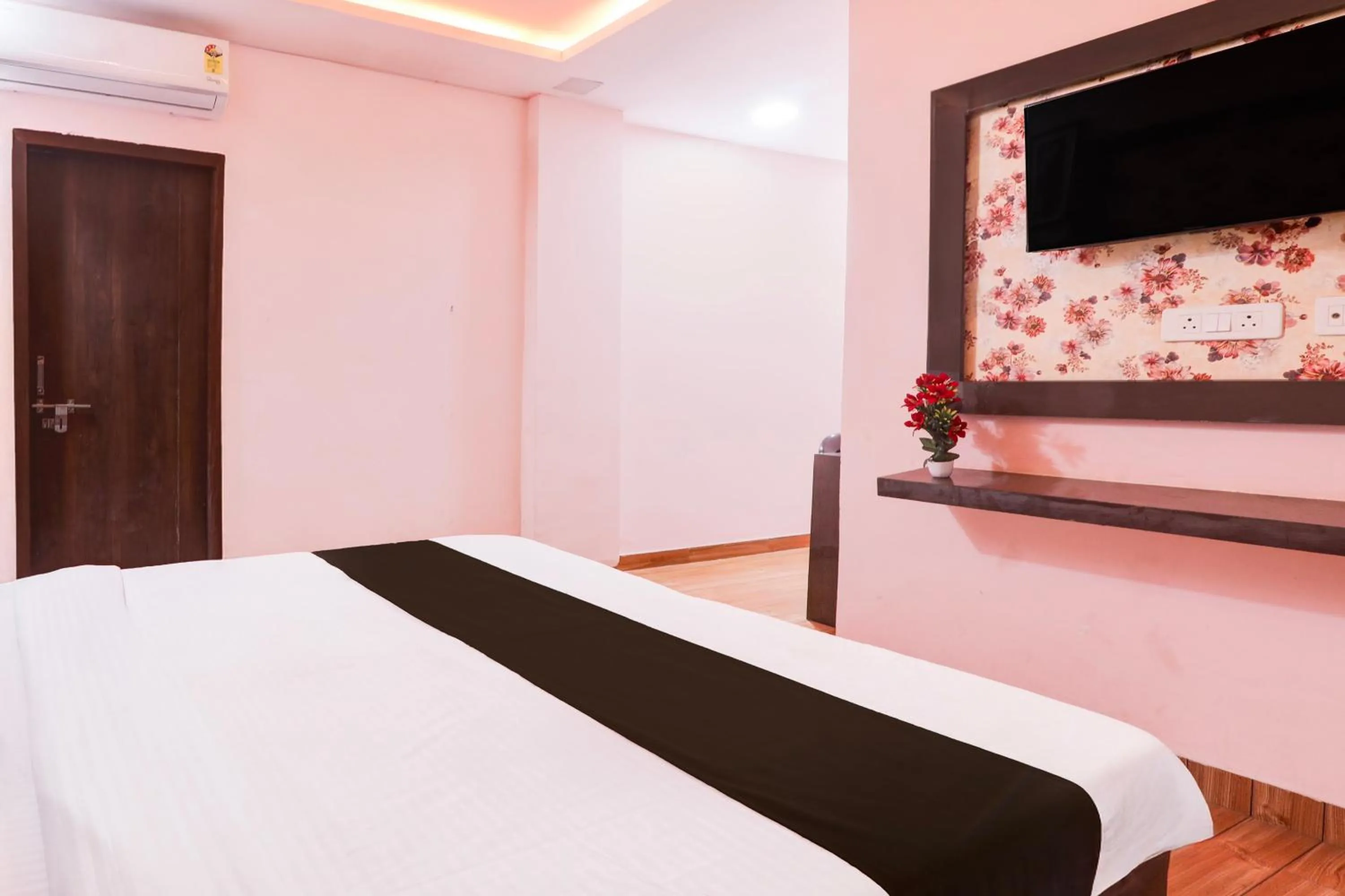 Bedroom, Bed in Super Hotel O BBD Lucknow Formerly 7th Heaven