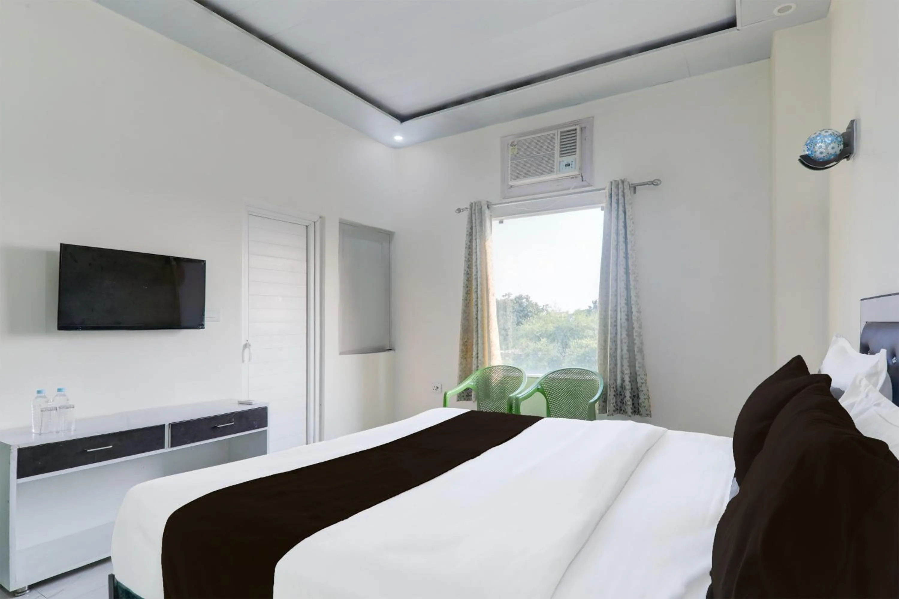 Bedroom in Super Hotel O Banthara near Airport