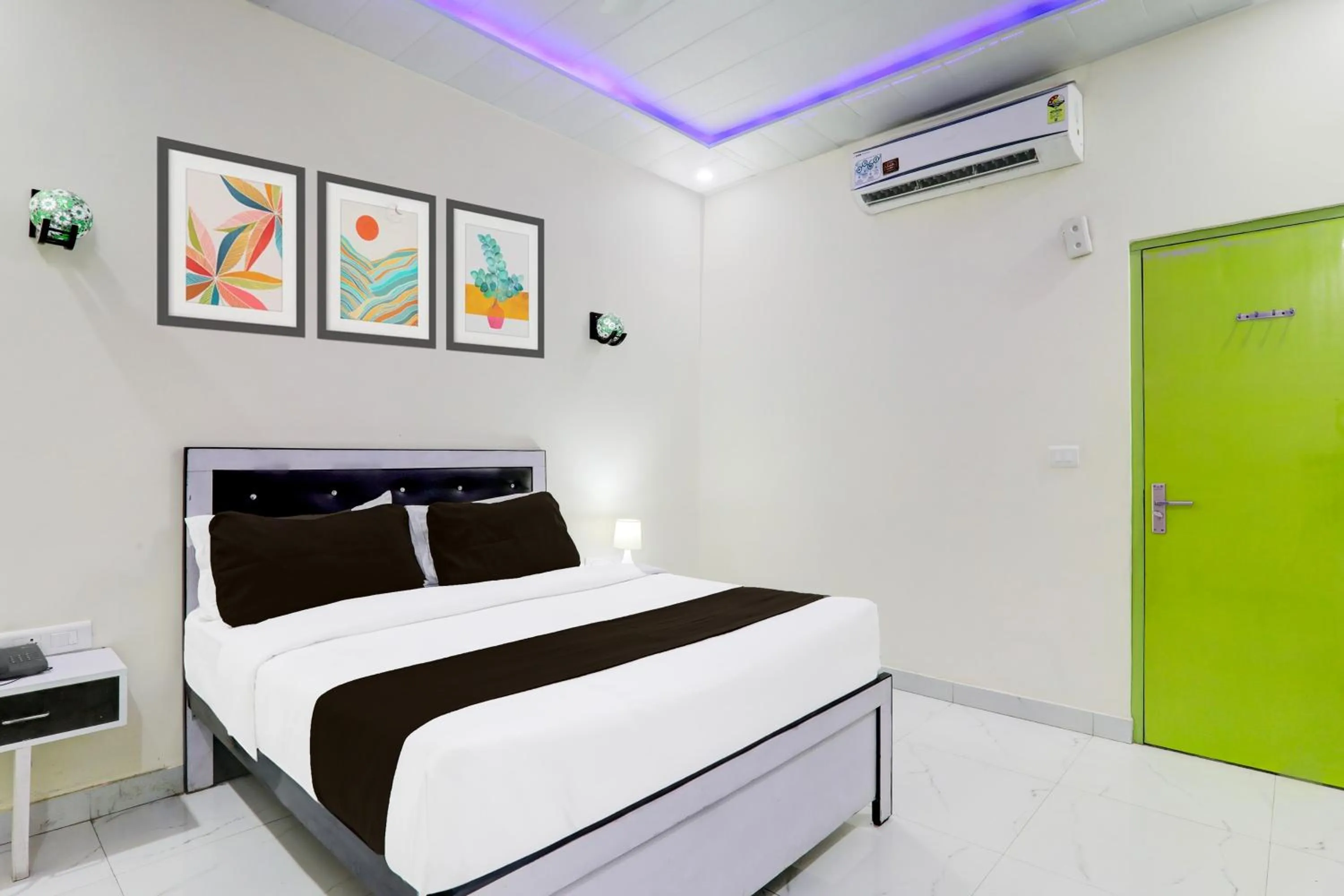 Bedroom in Super Hotel O Banthara near Airport