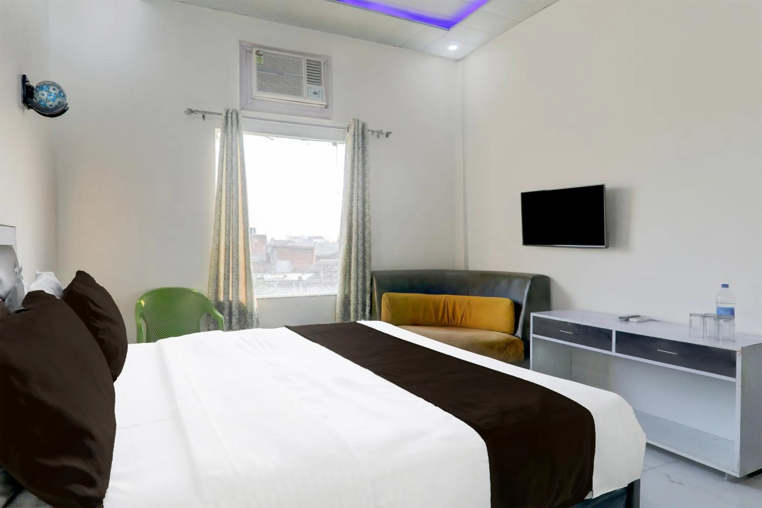 Bedroom in Super Hotel O Banthara near Airport