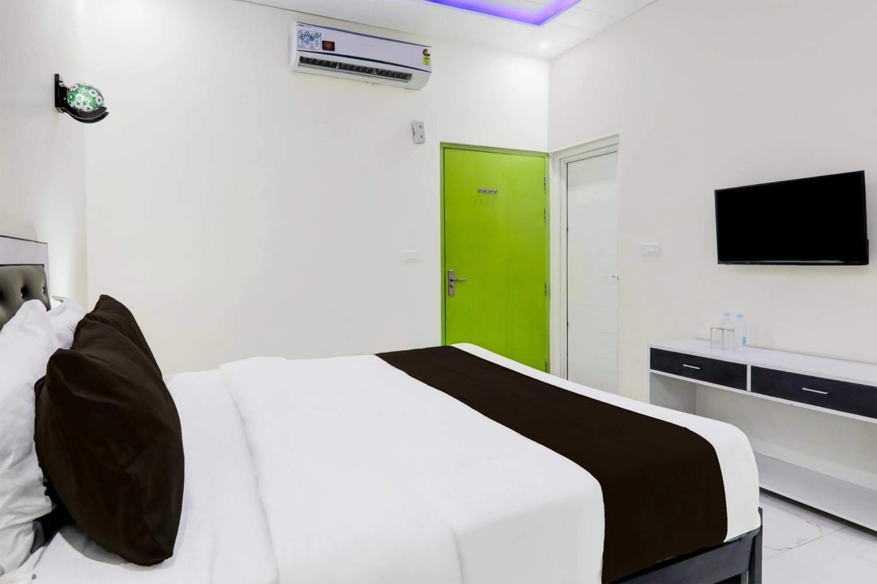 Bedroom in Super Hotel O Banthara near Airport