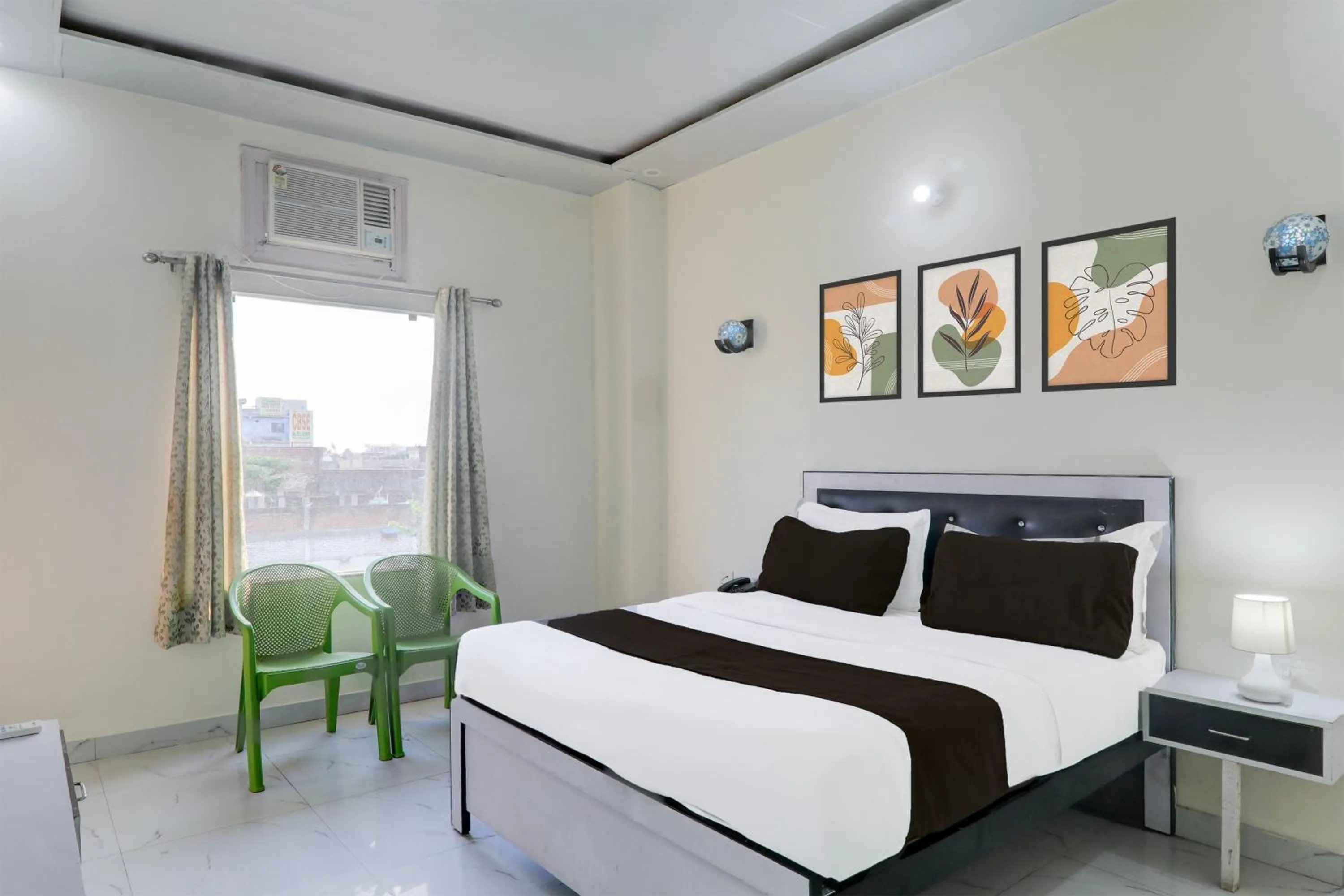 Bedroom in Super Hotel O Banthara near Airport
