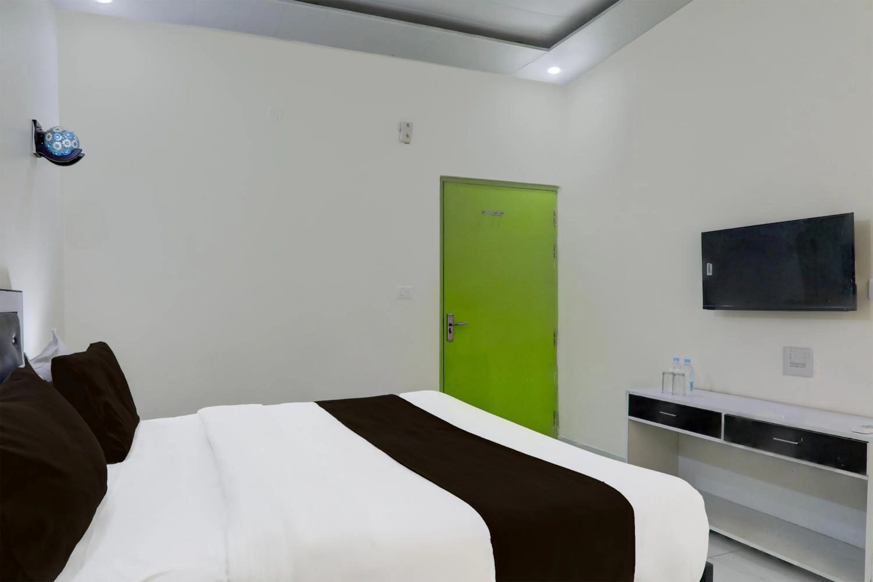 Bedroom in Super Hotel O Banthara near Airport