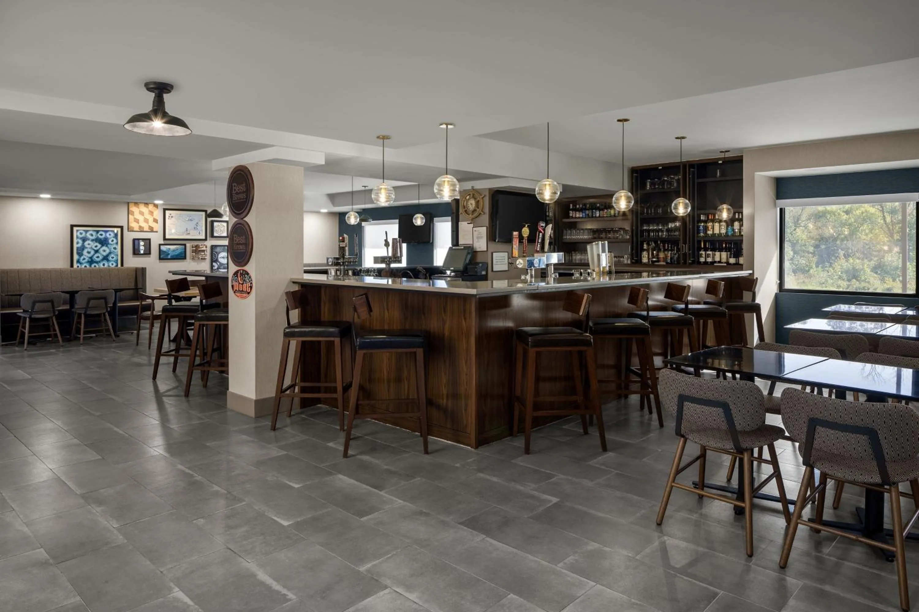 Lounge or bar in Four Points by Sheraton Newark Christiana Wilmington