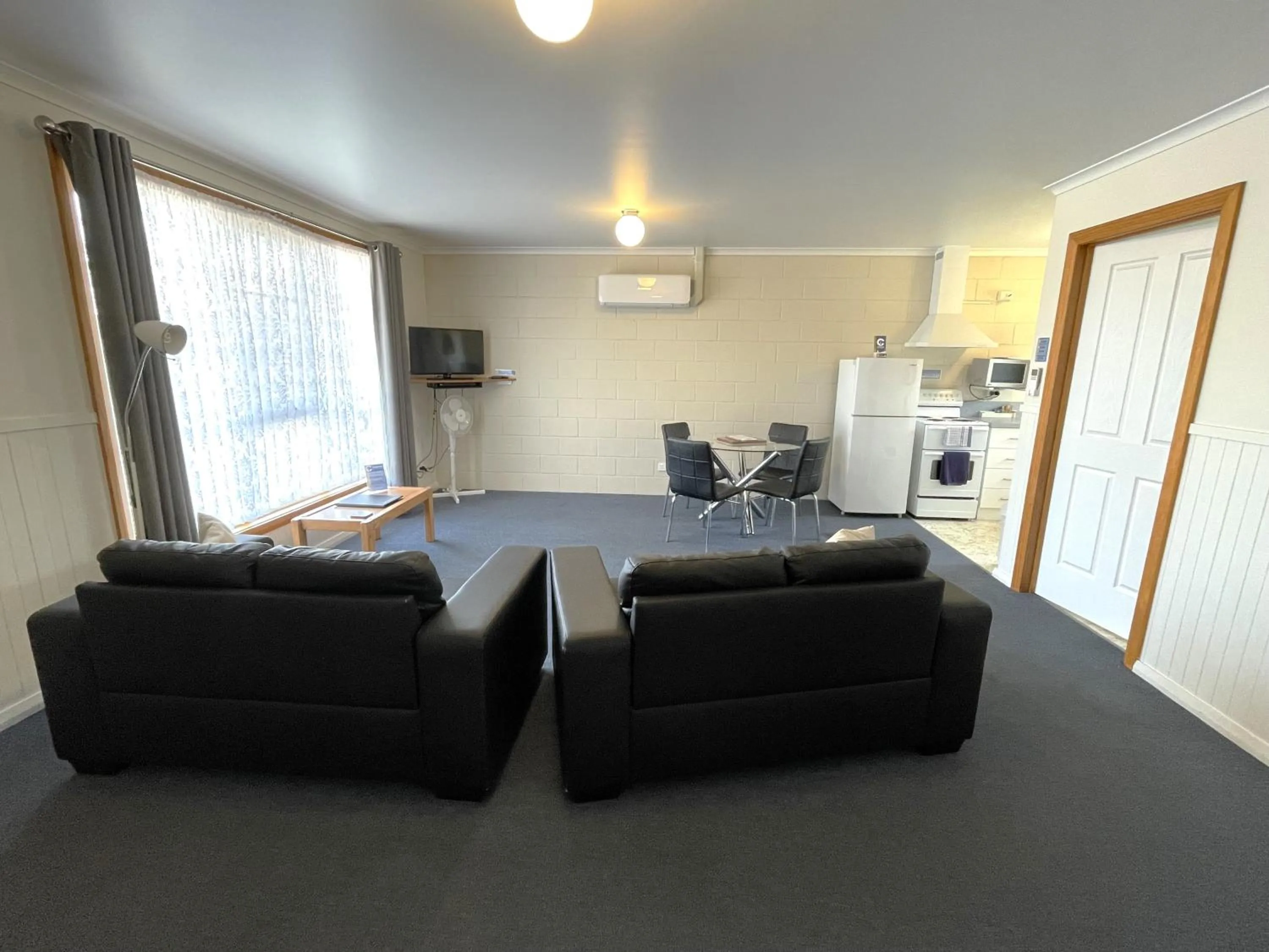 TV and multimedia in Castaway Holiday Apartments