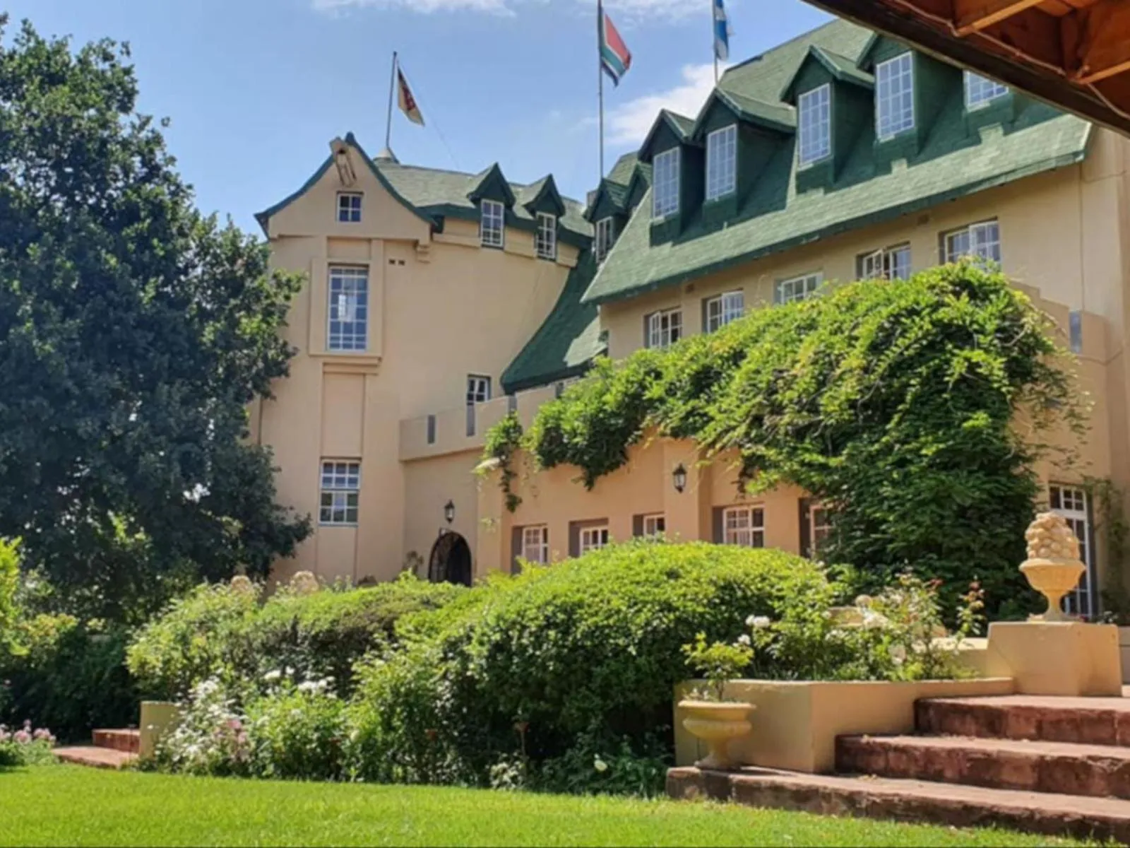 Property building in Chartwell Castle & Guest House