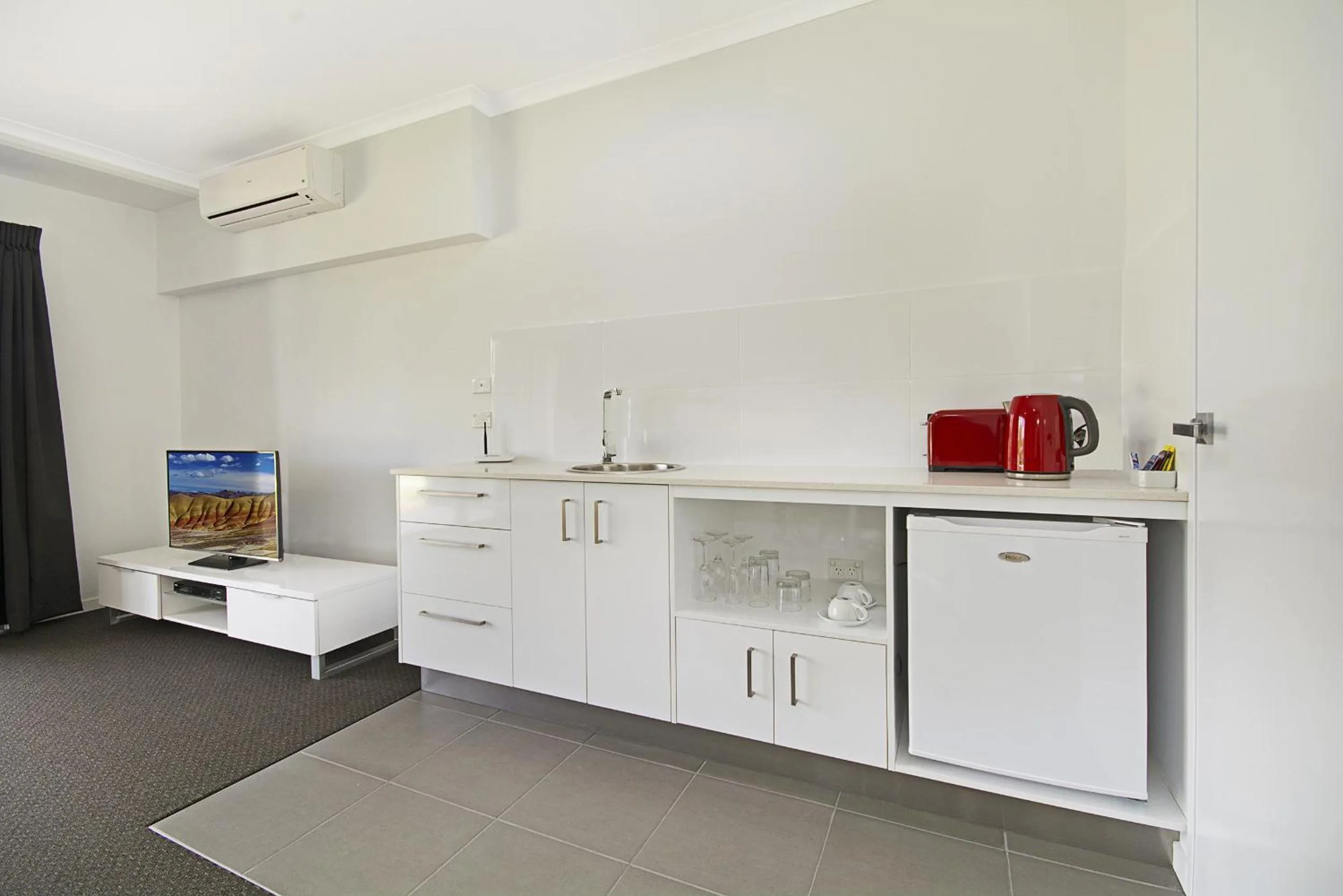 Kitchen or kitchenette in Cooroy Luxury Motel Apartments