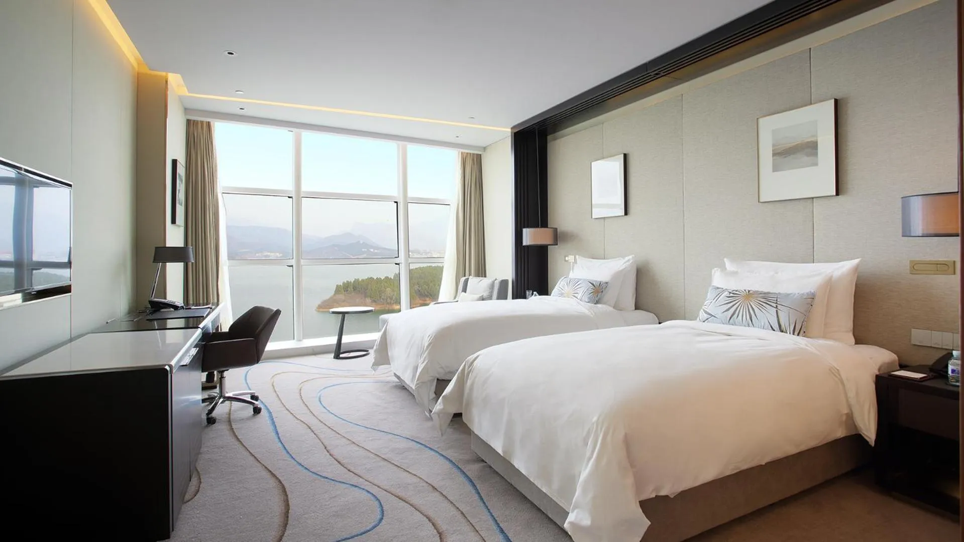 Bed in Sunrise Kempinski Hotel Beijing