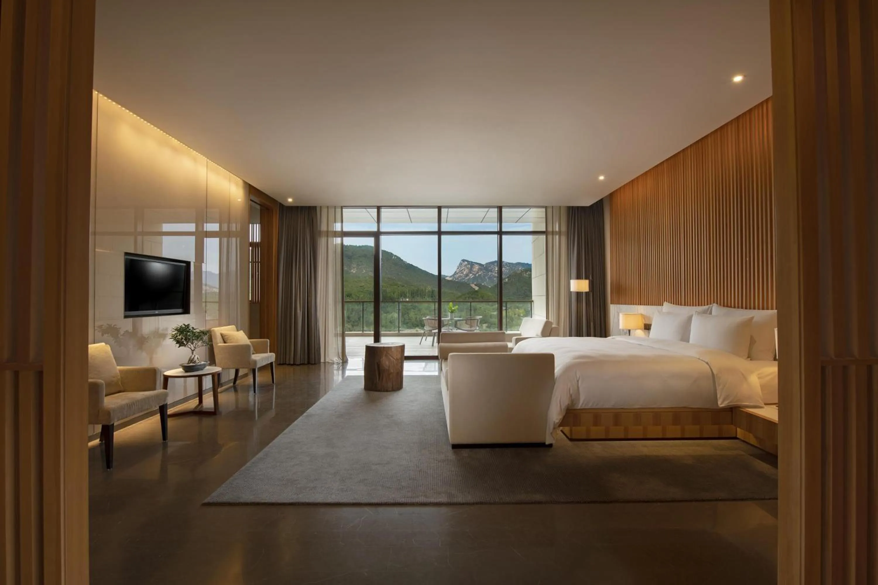 Photo of the whole room, Bed in Yanqi Hotel, Managed by Kempinski