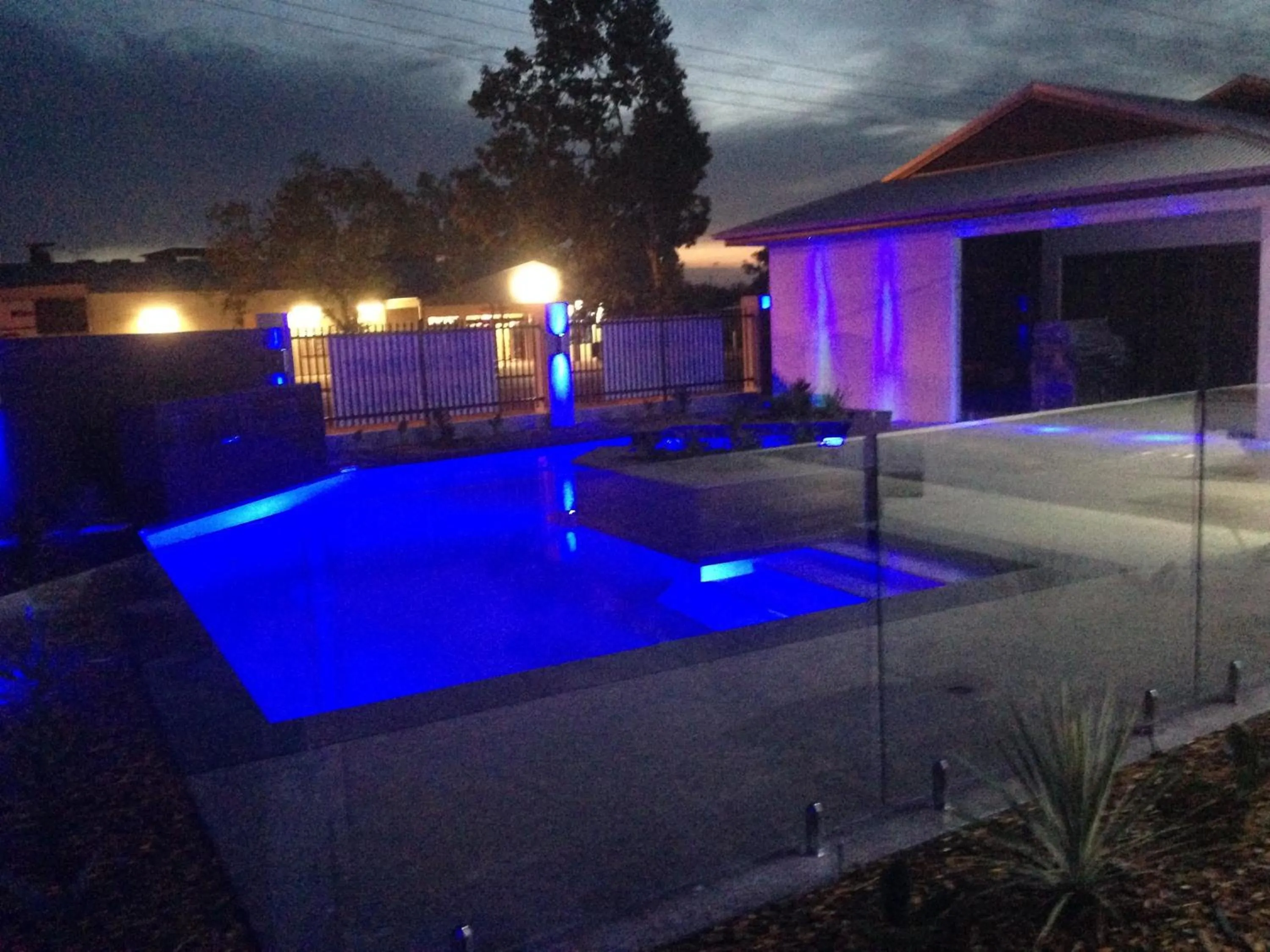 Swimming pool in Western Downs Motor Inn