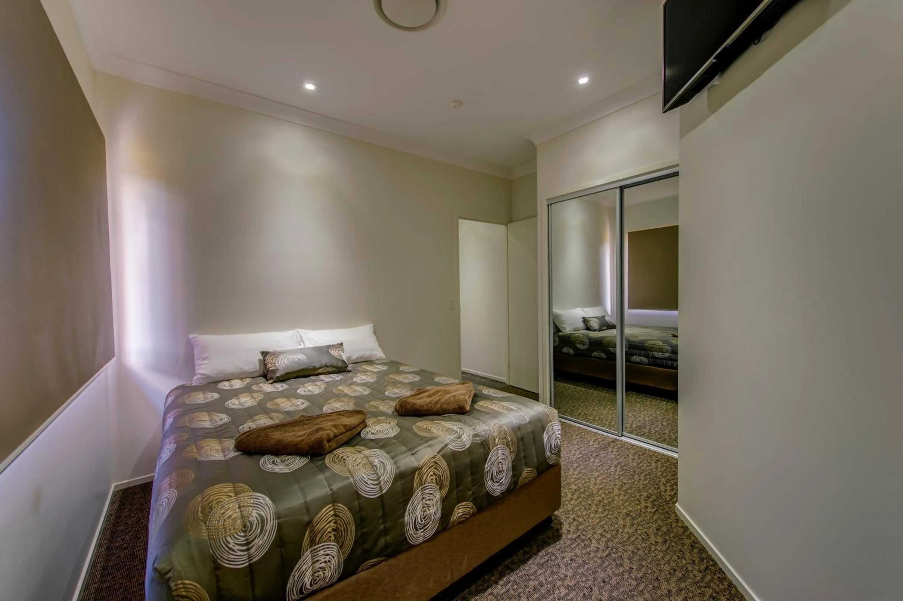 Bed in Western Downs Motor Inn