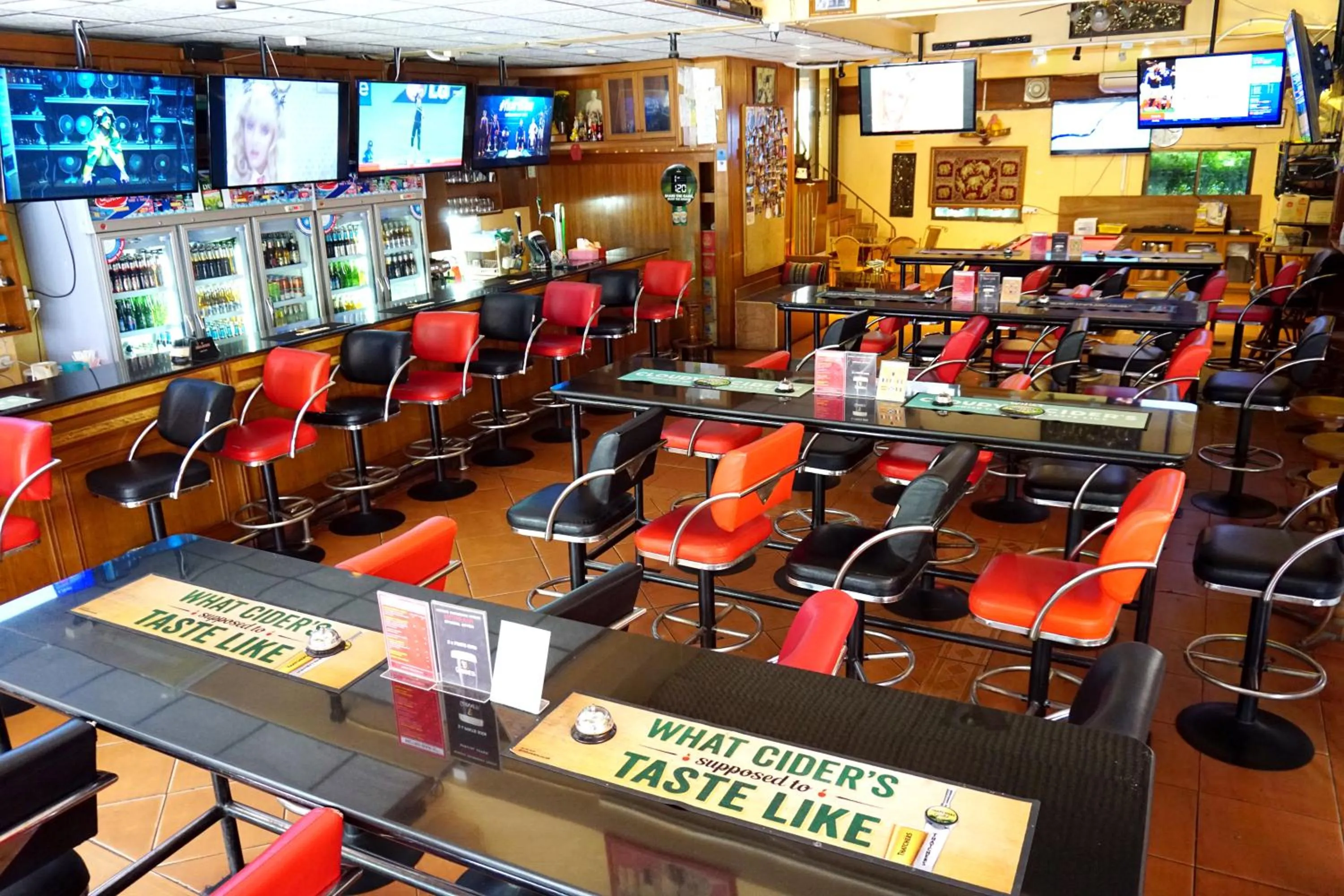 Lounge or bar in Metro Apartments