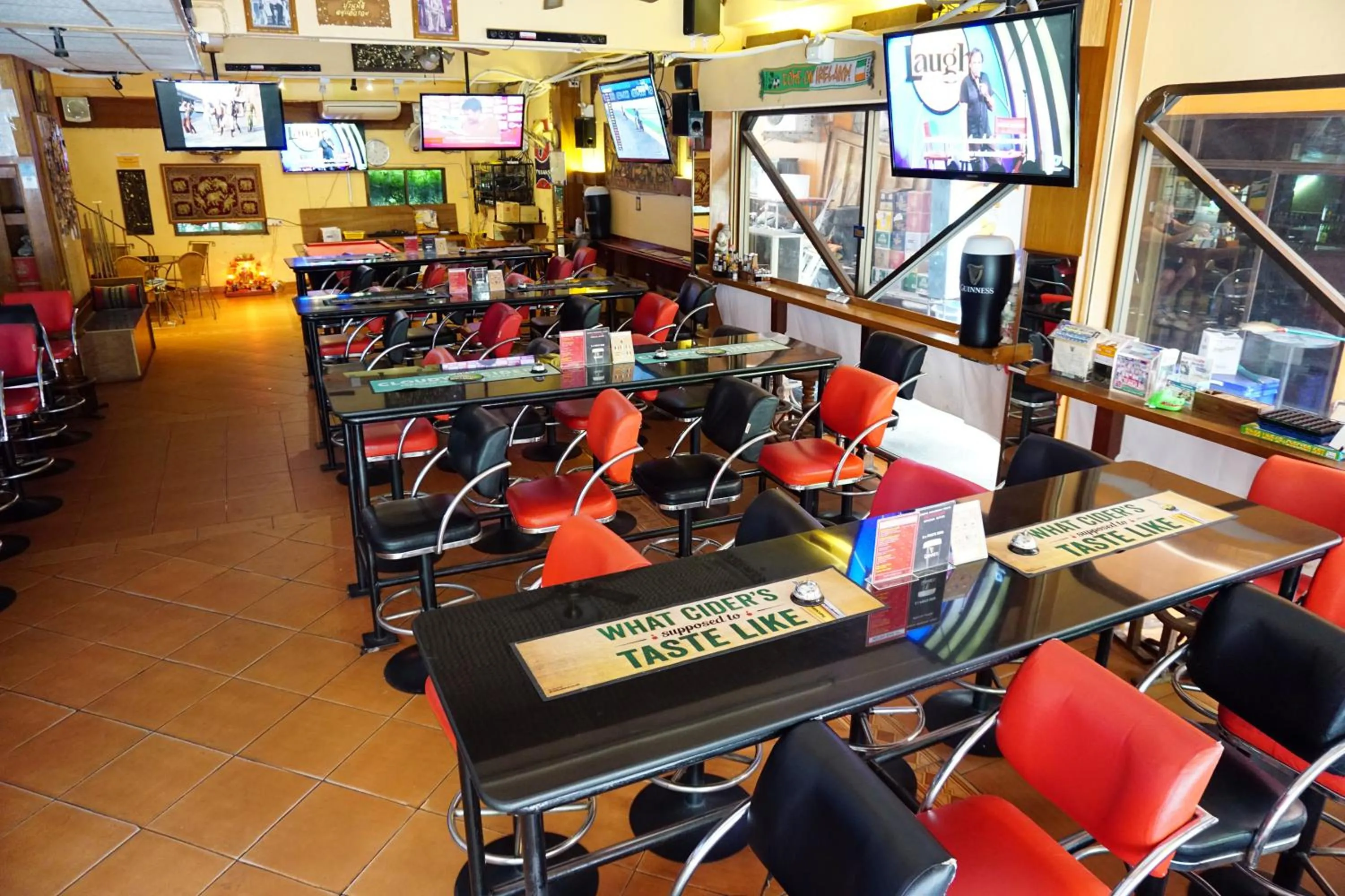 Lounge or bar in Metro Apartments