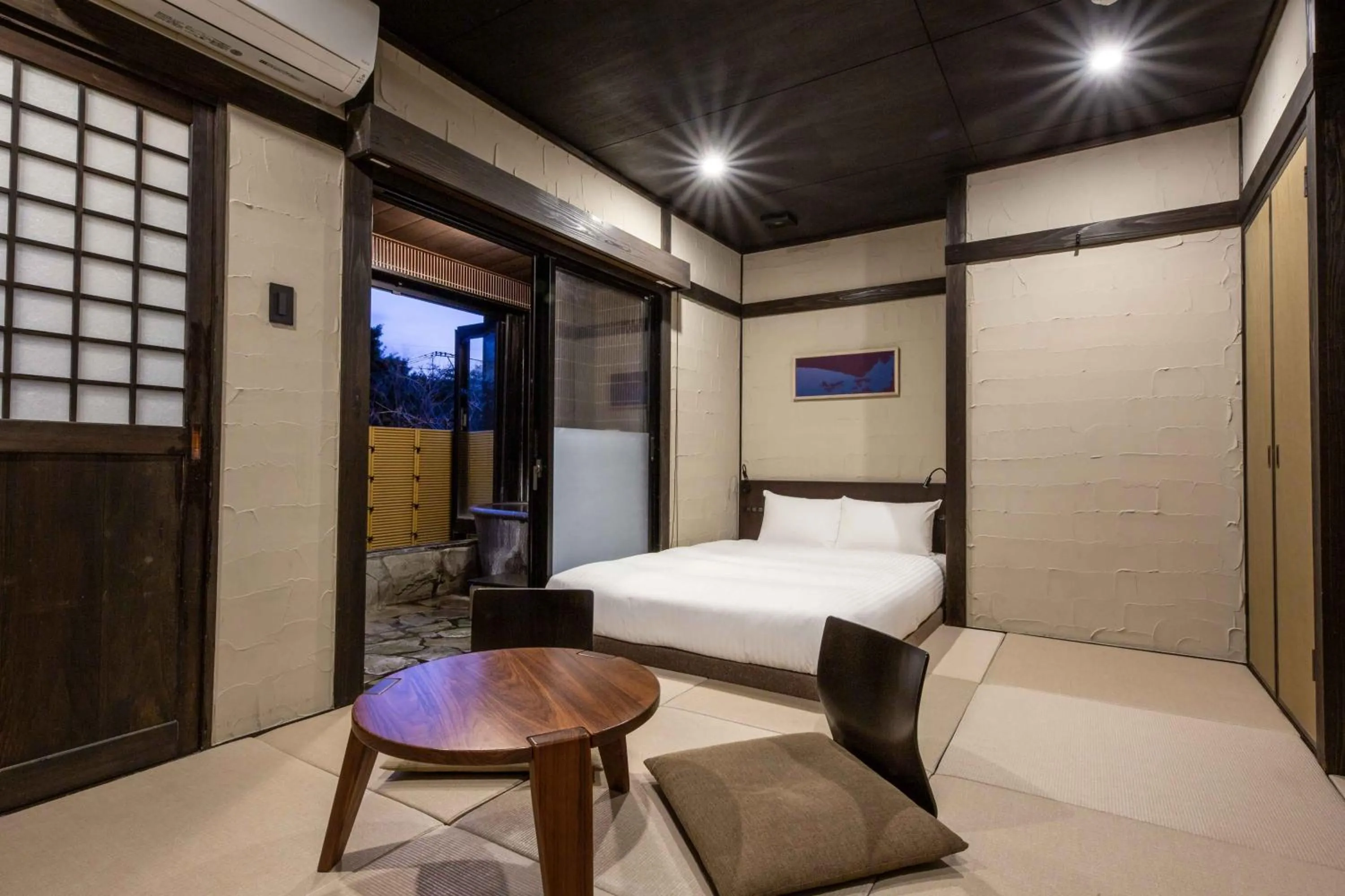 Photo of the whole room, Bed in Beppu Nagomitsuki