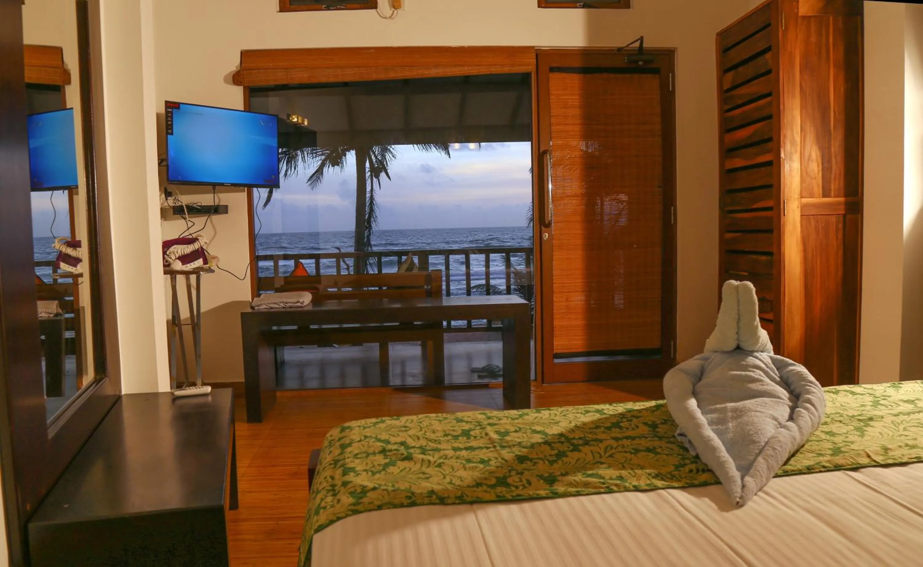 Hikka Beach Flat