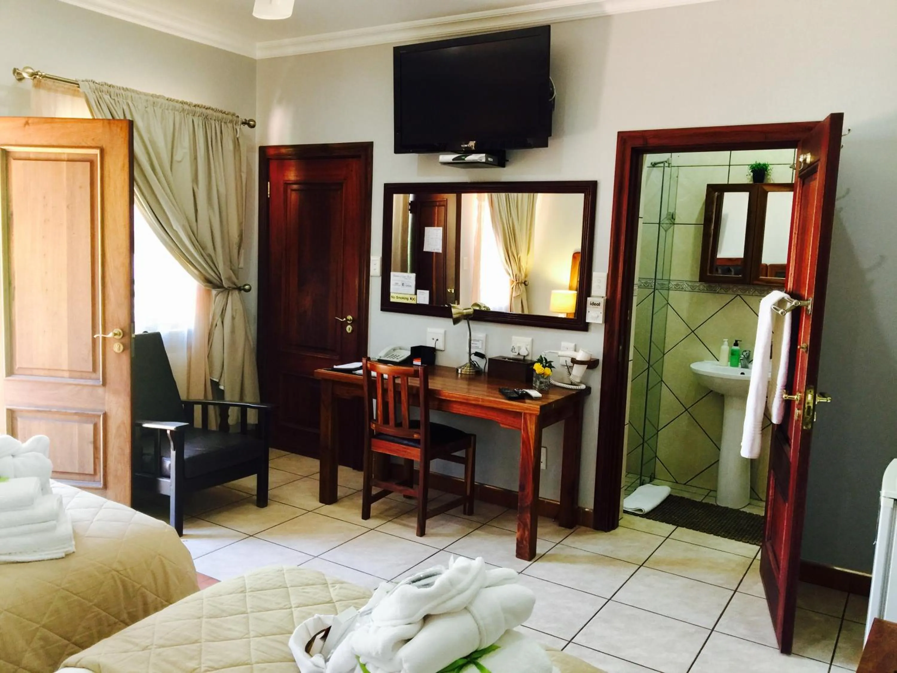 Bedroom, Bed in Waterkloof Guest House