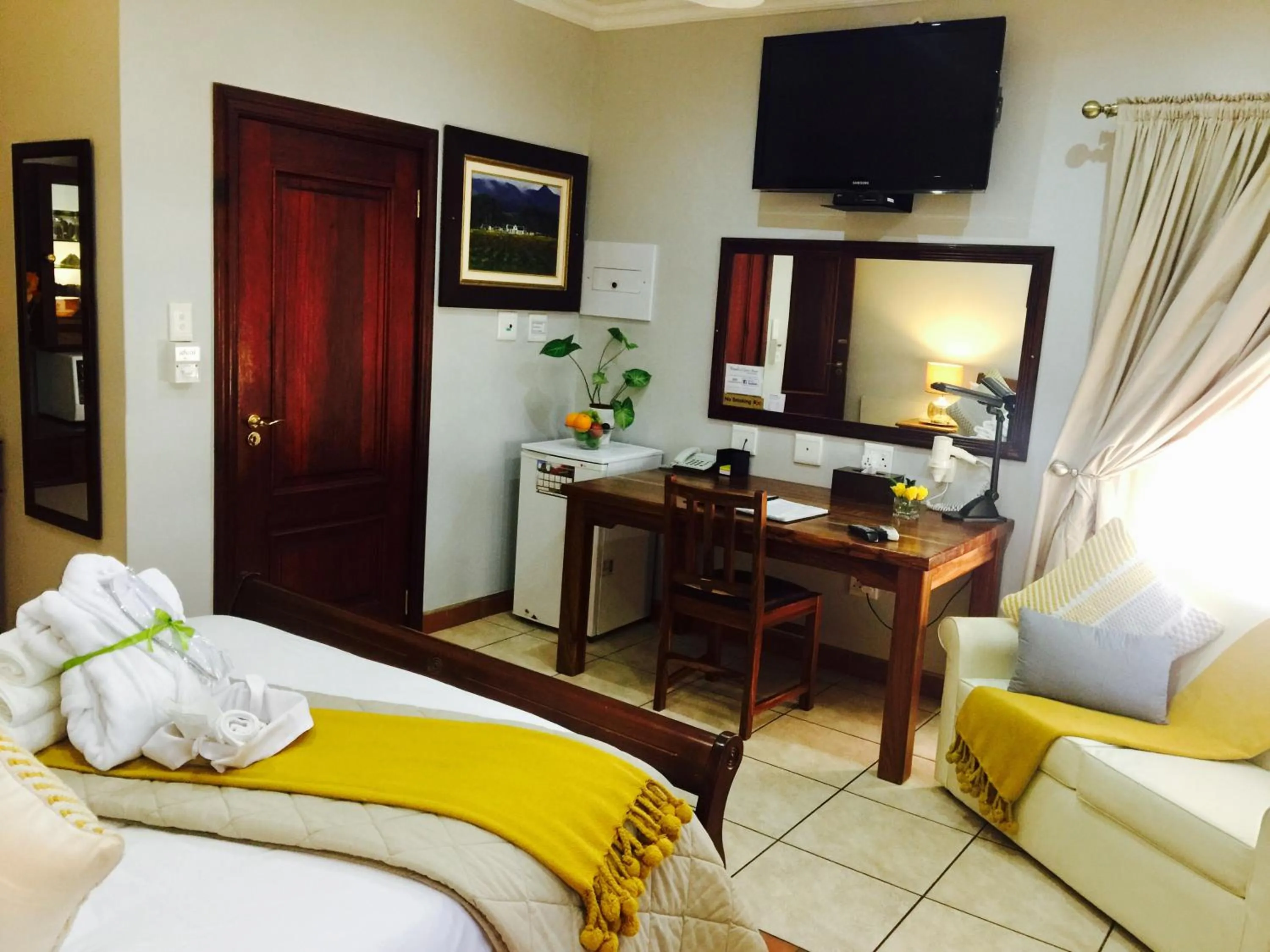 Living room, Bed in Waterkloof Guest House