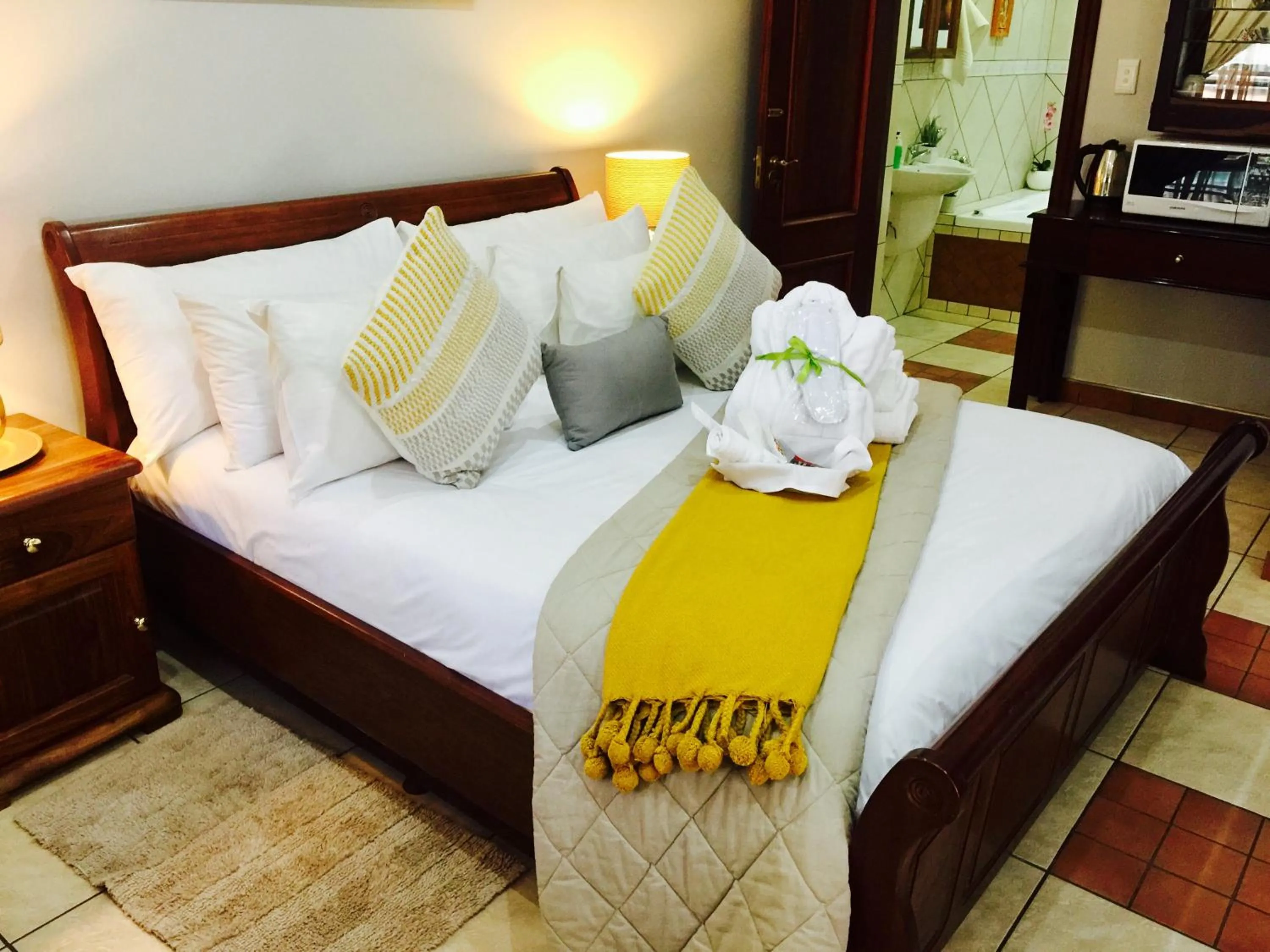 Seating area, Bed in Waterkloof Guest House