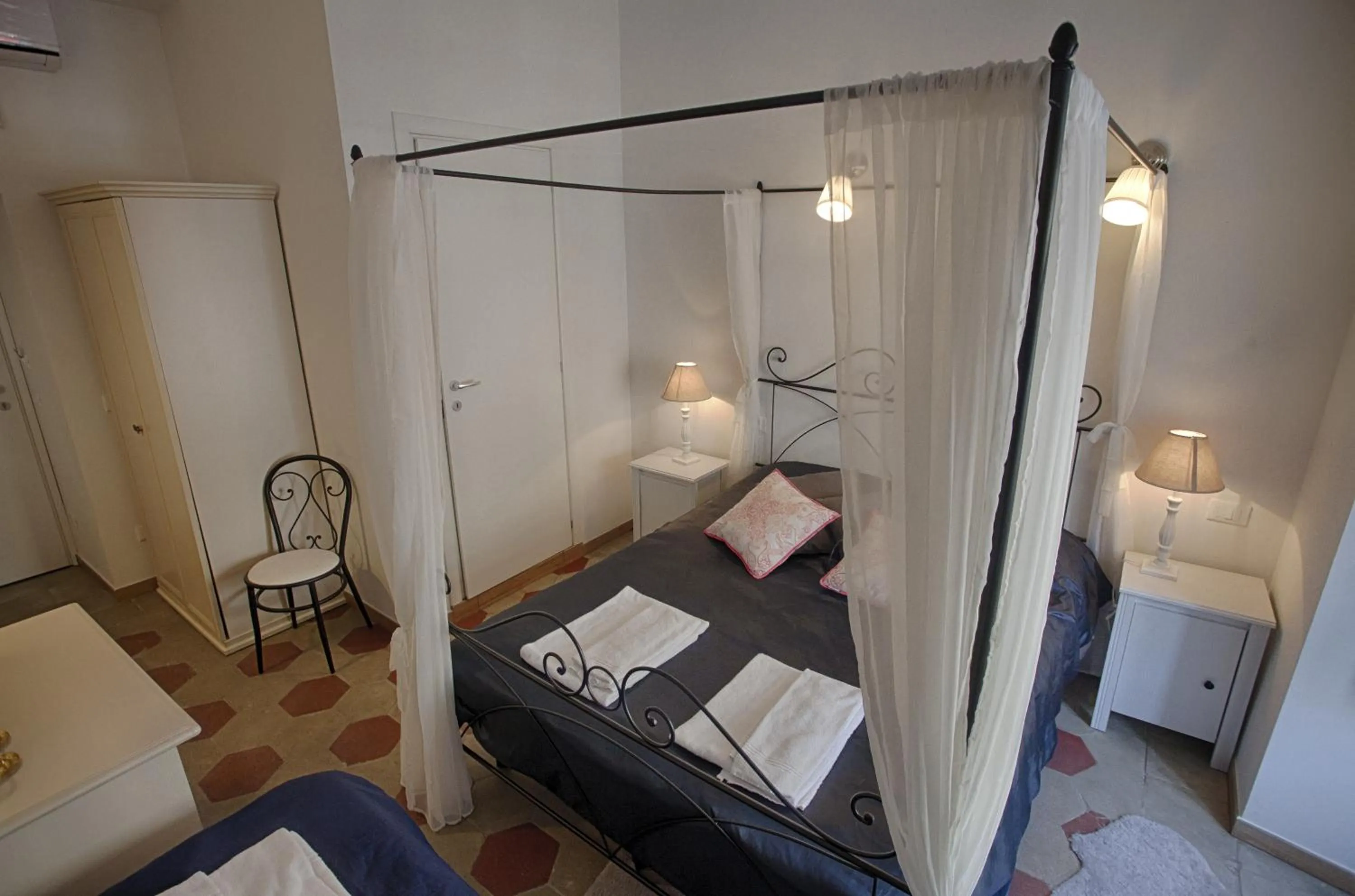 Photo of the whole room, Bed in Vatican Leone IV