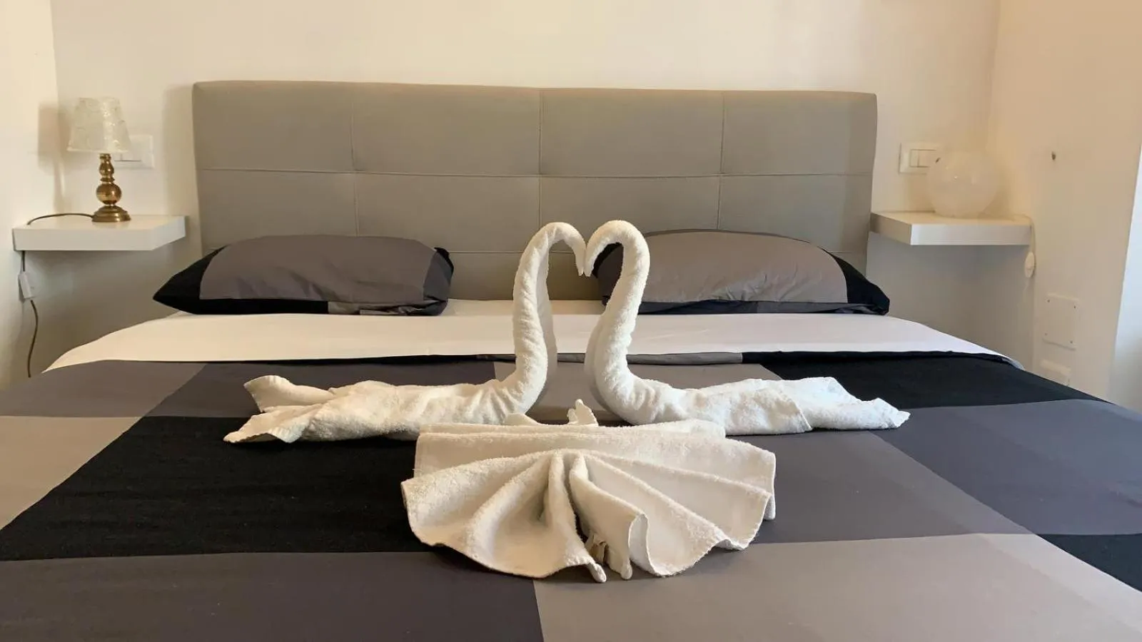 Photo of the whole room, Bed in Vatican Leone IV