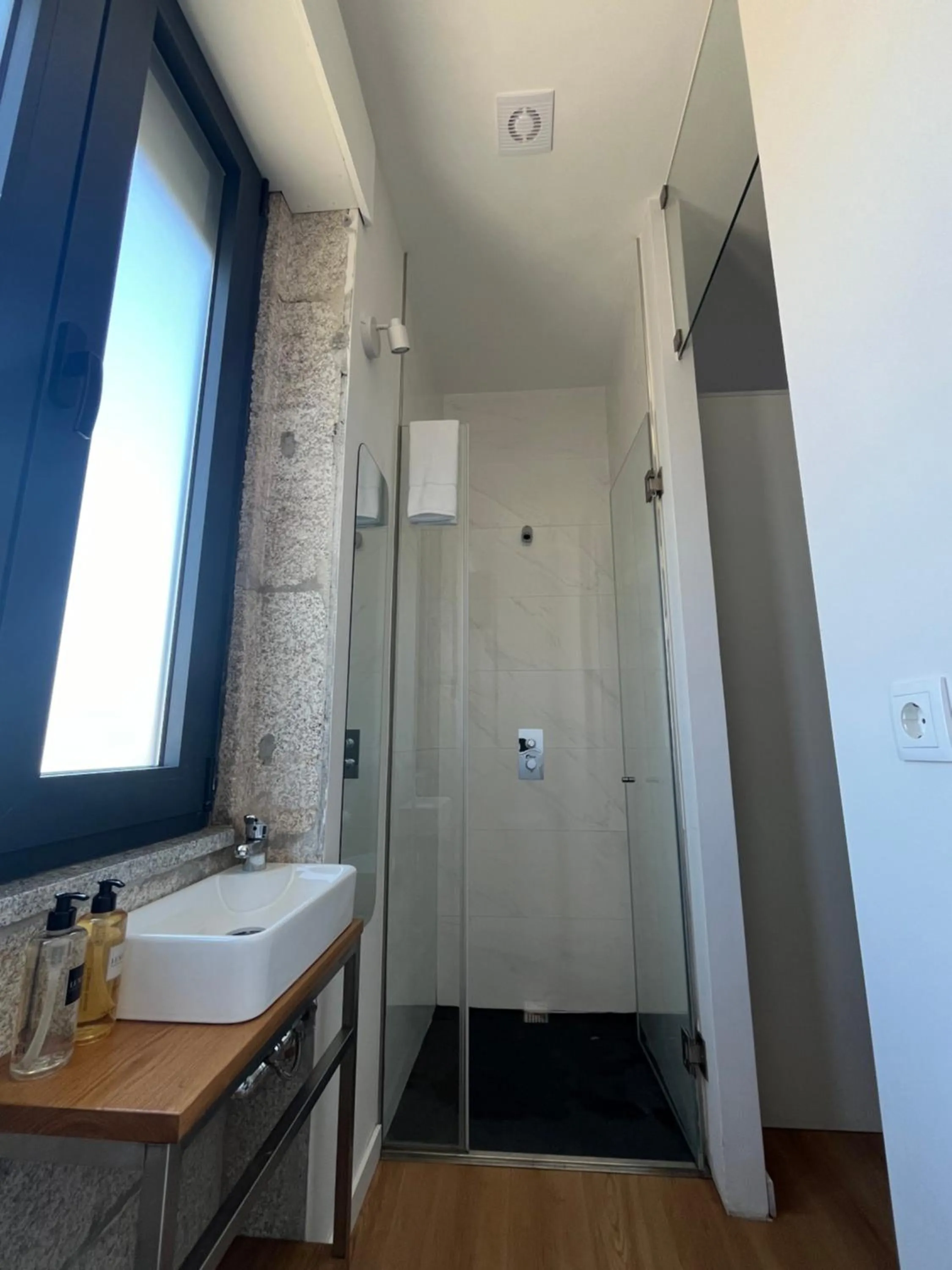 Shower in Ameixial Suites