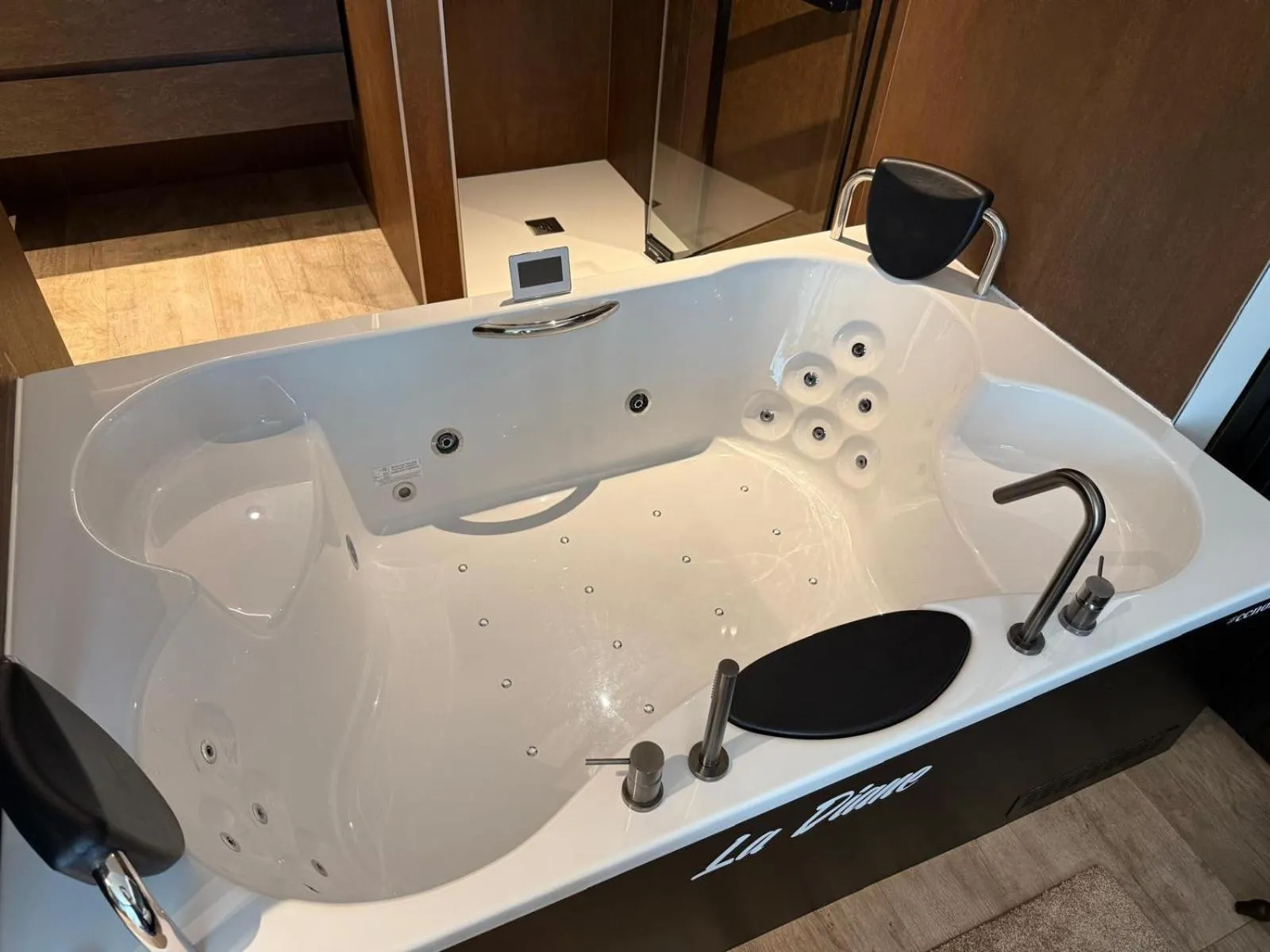 Hot Tub in CC Nomie Hôtel Restaurant