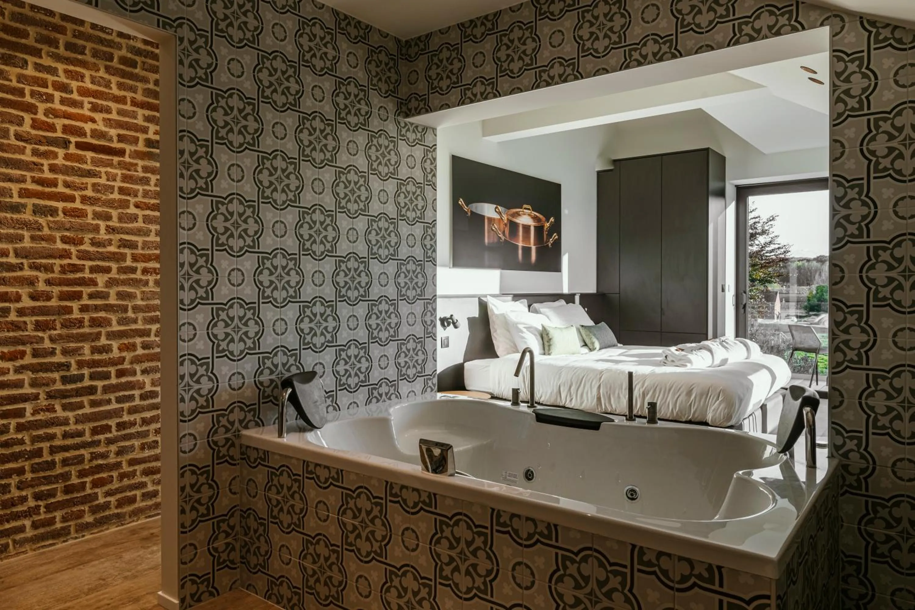 Hot Tub, Bed in CC Nomie Hôtel Restaurant