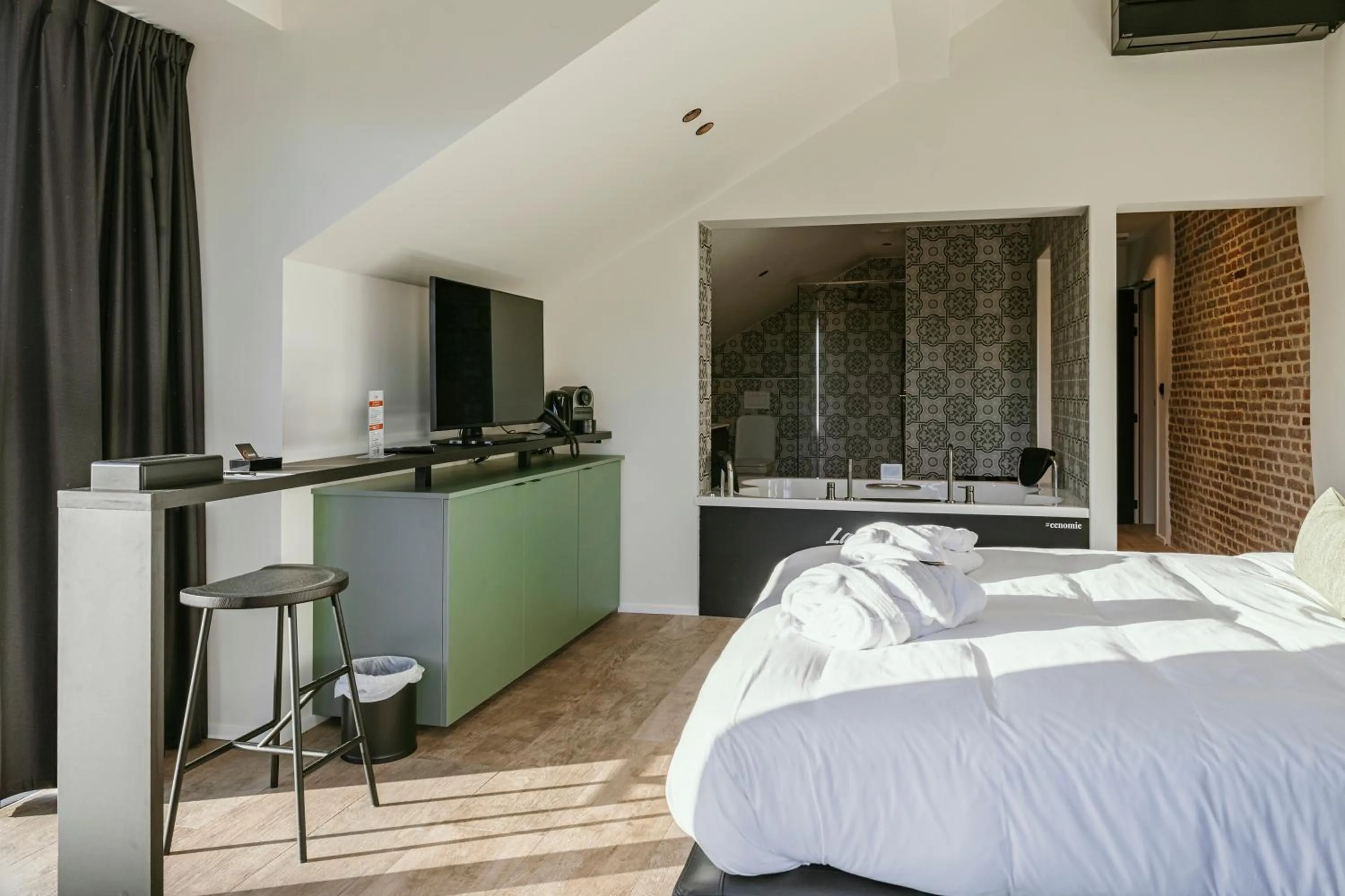 Bedroom, Bed in CC Nomie Hôtel Restaurant