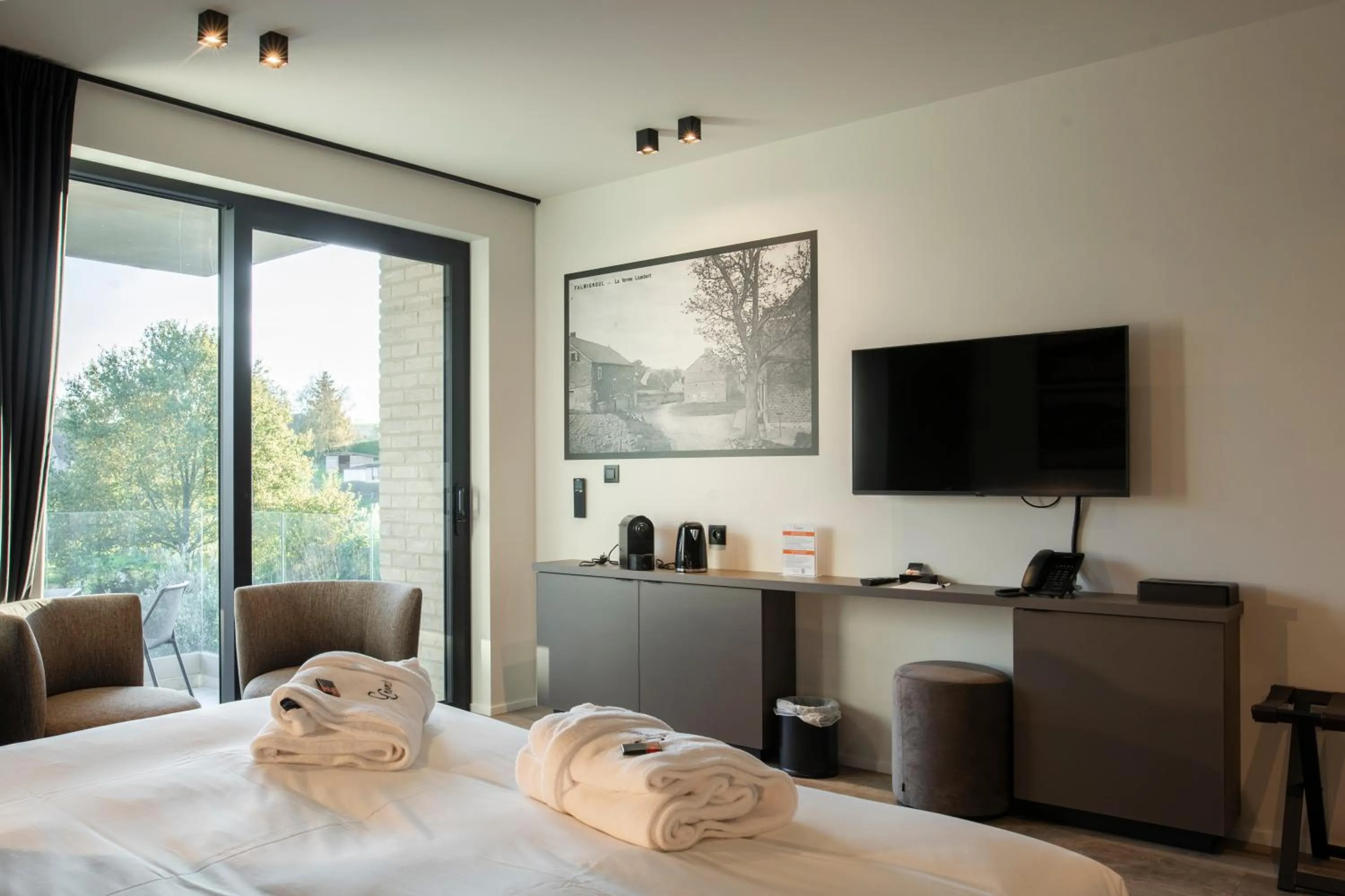 Coffee/tea facilities, Bed in CC Nomie Hôtel Restaurant