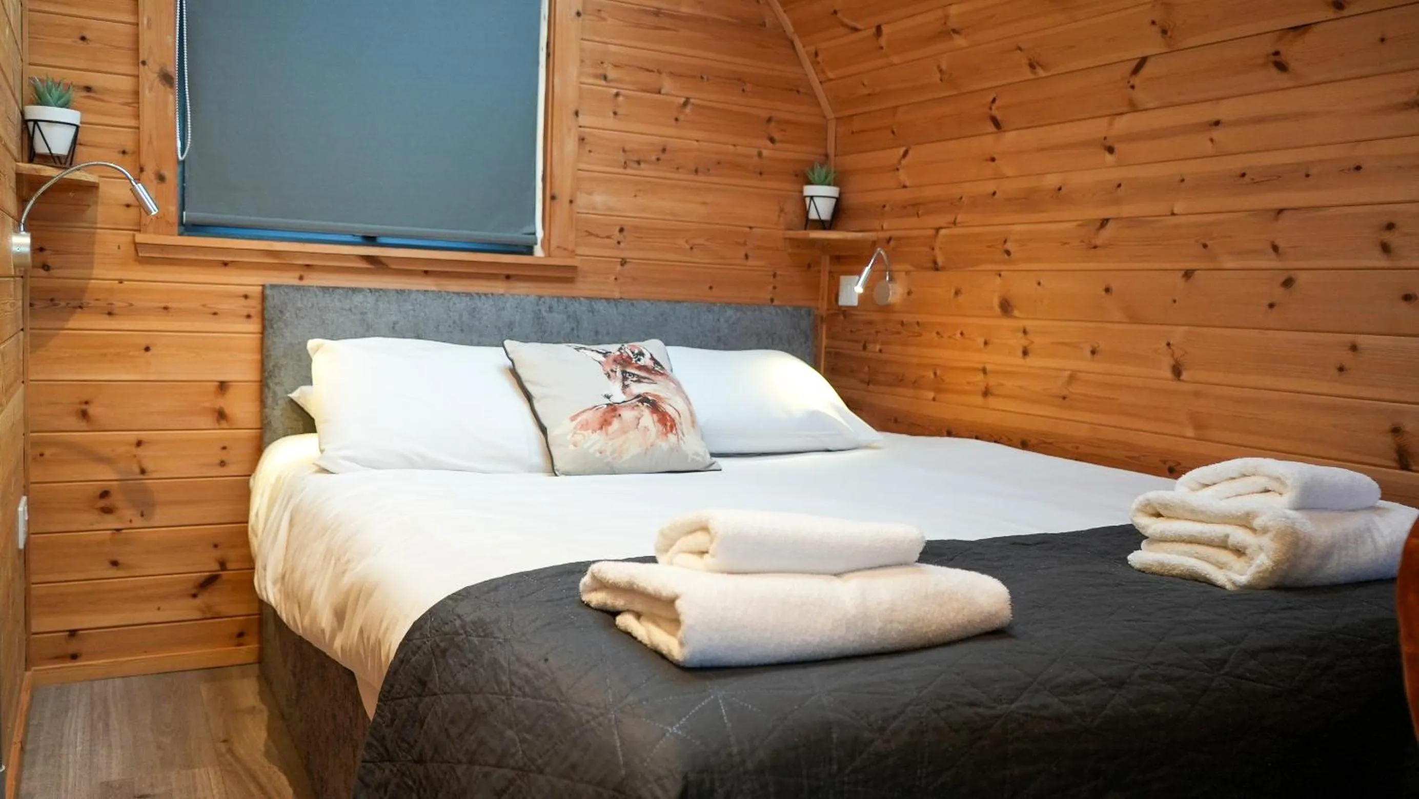 Bedroom, Bed in The Firs Country Park