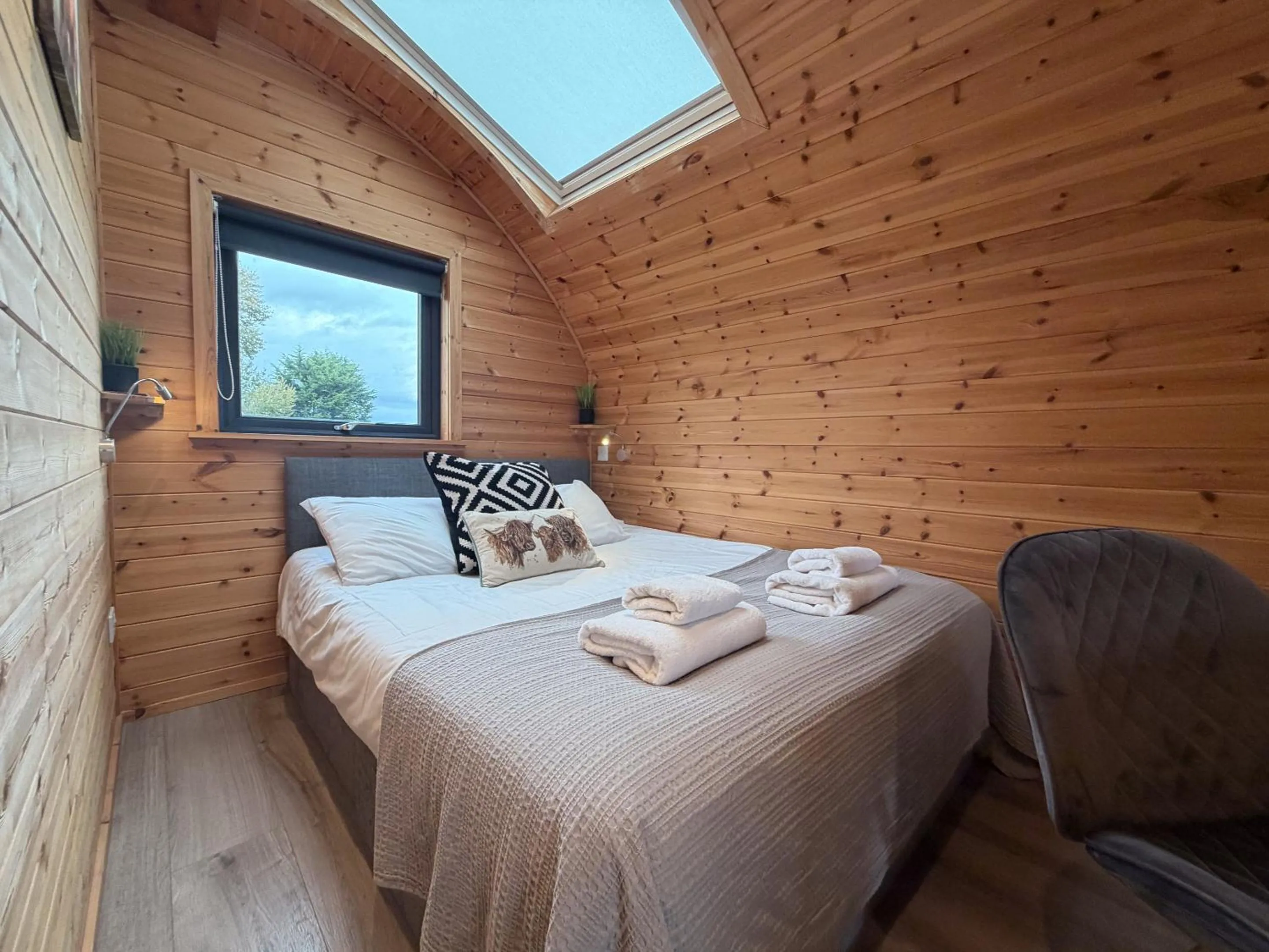 Bedroom, Bed in The Firs Country Park