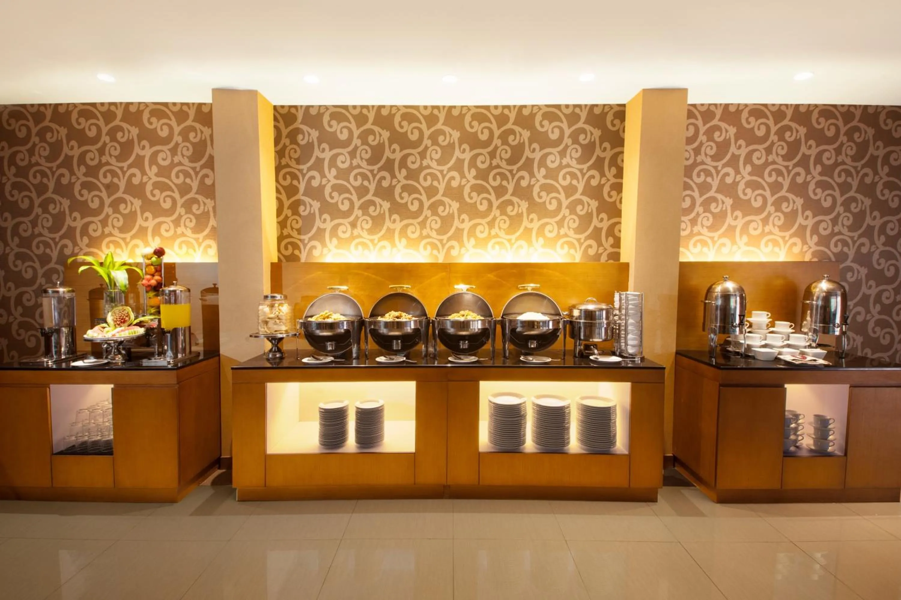 Restaurant/places to eat in Lunara Home Living by Daphna Management