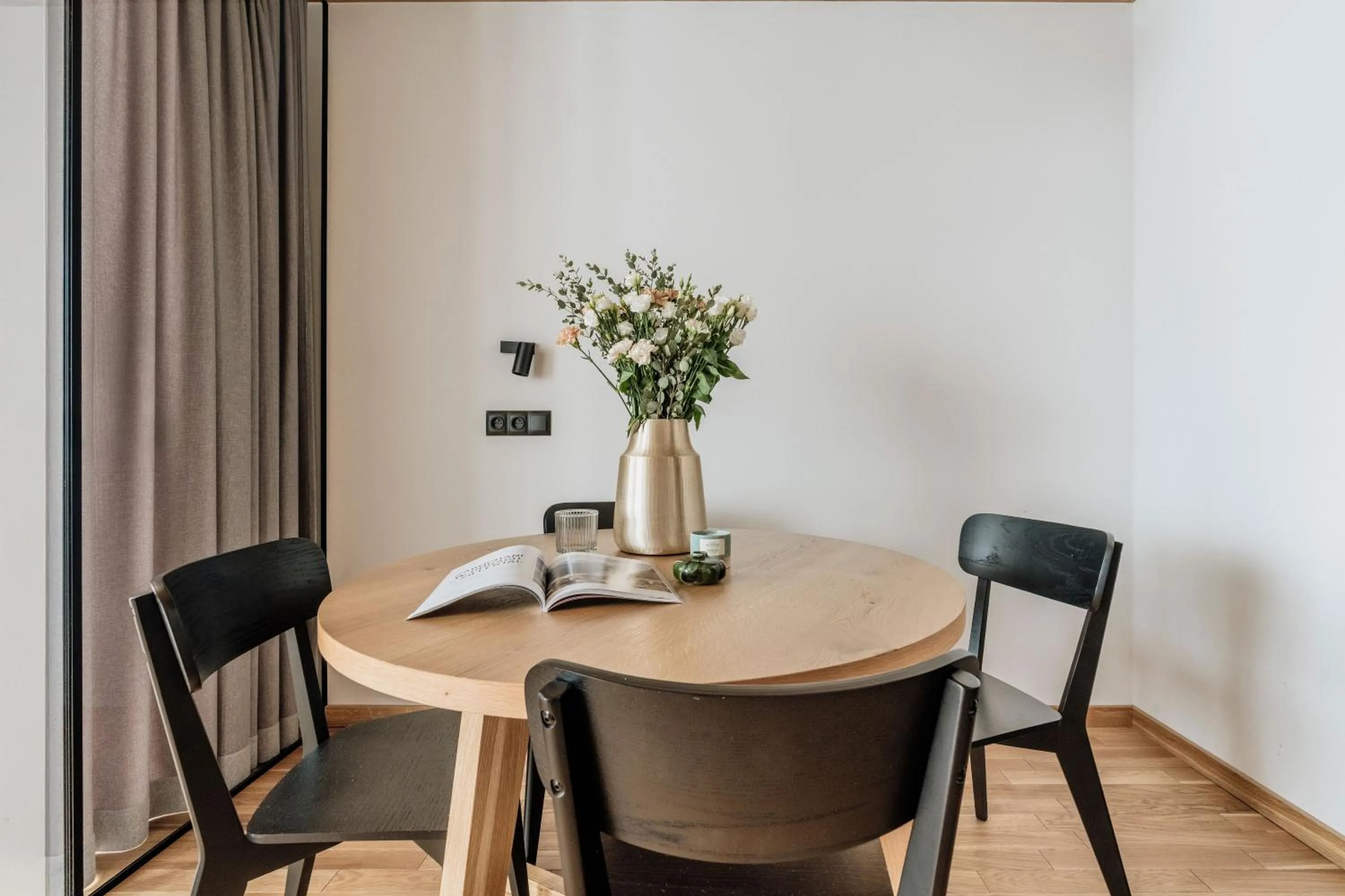 Dining area in White Hills - LoftAffair Spa Collection