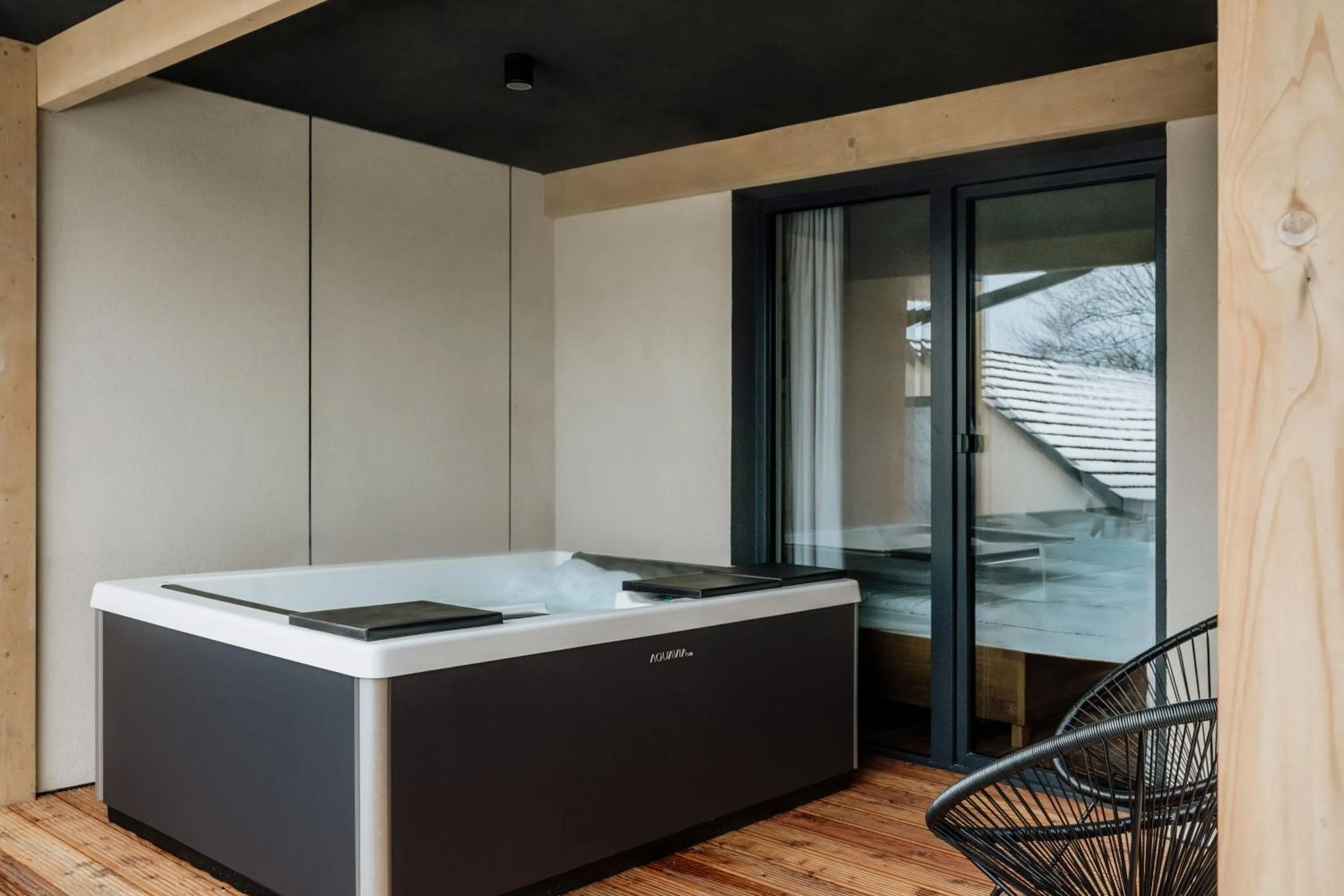 Hot Tub in White Hills - LoftAffair Spa Collection