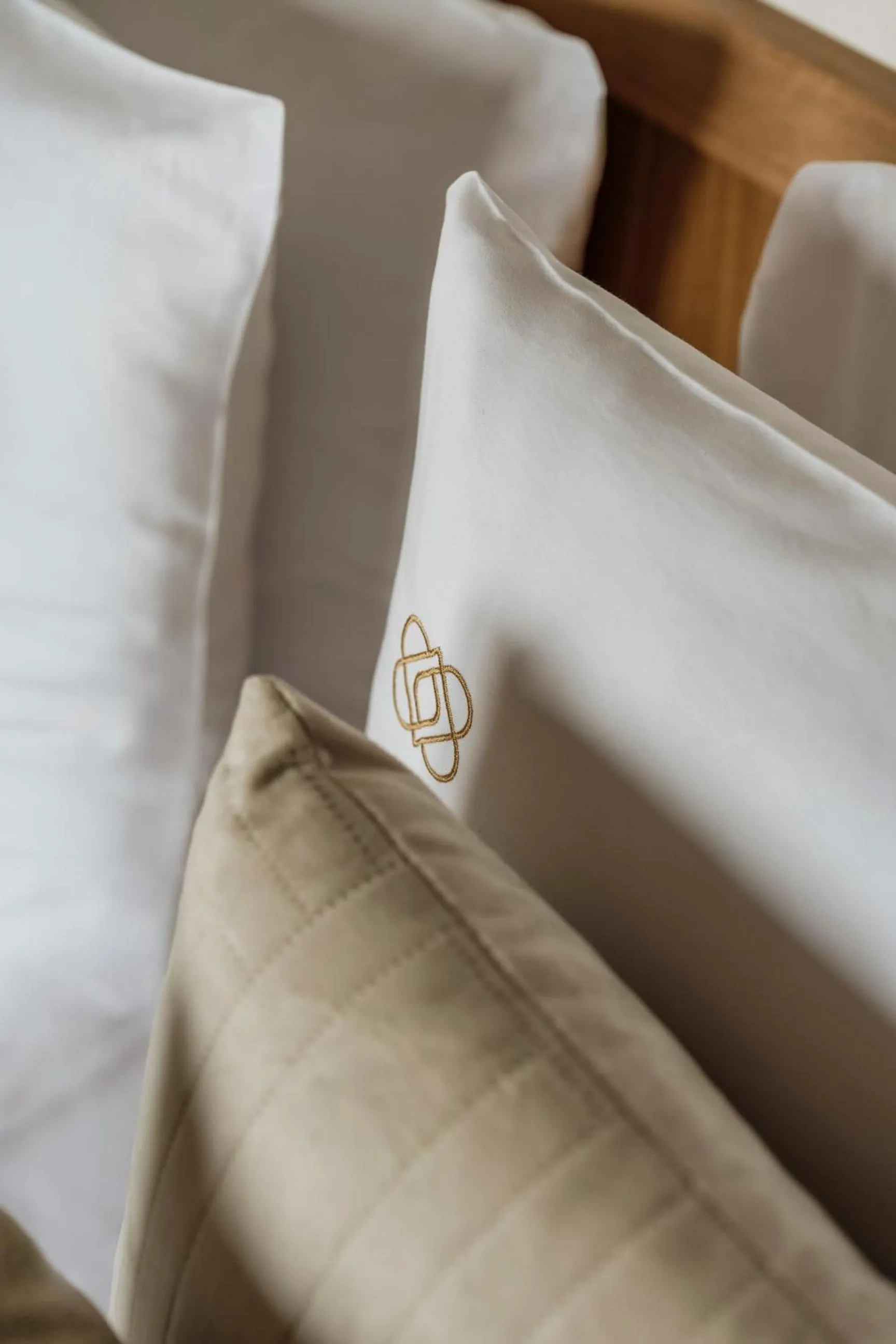 Bed in White Hills - LoftAffair Spa Collection