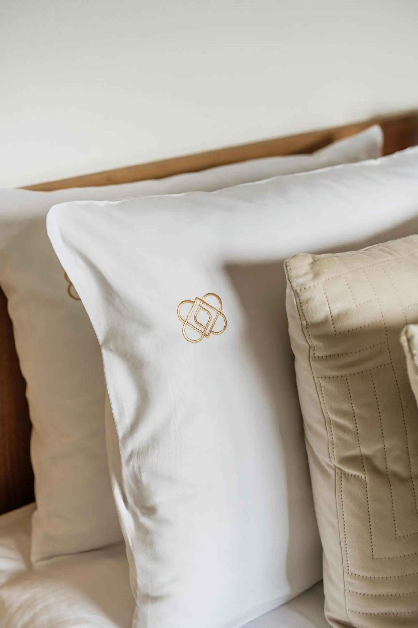 Bed in White Hills - LoftAffair Spa Collection