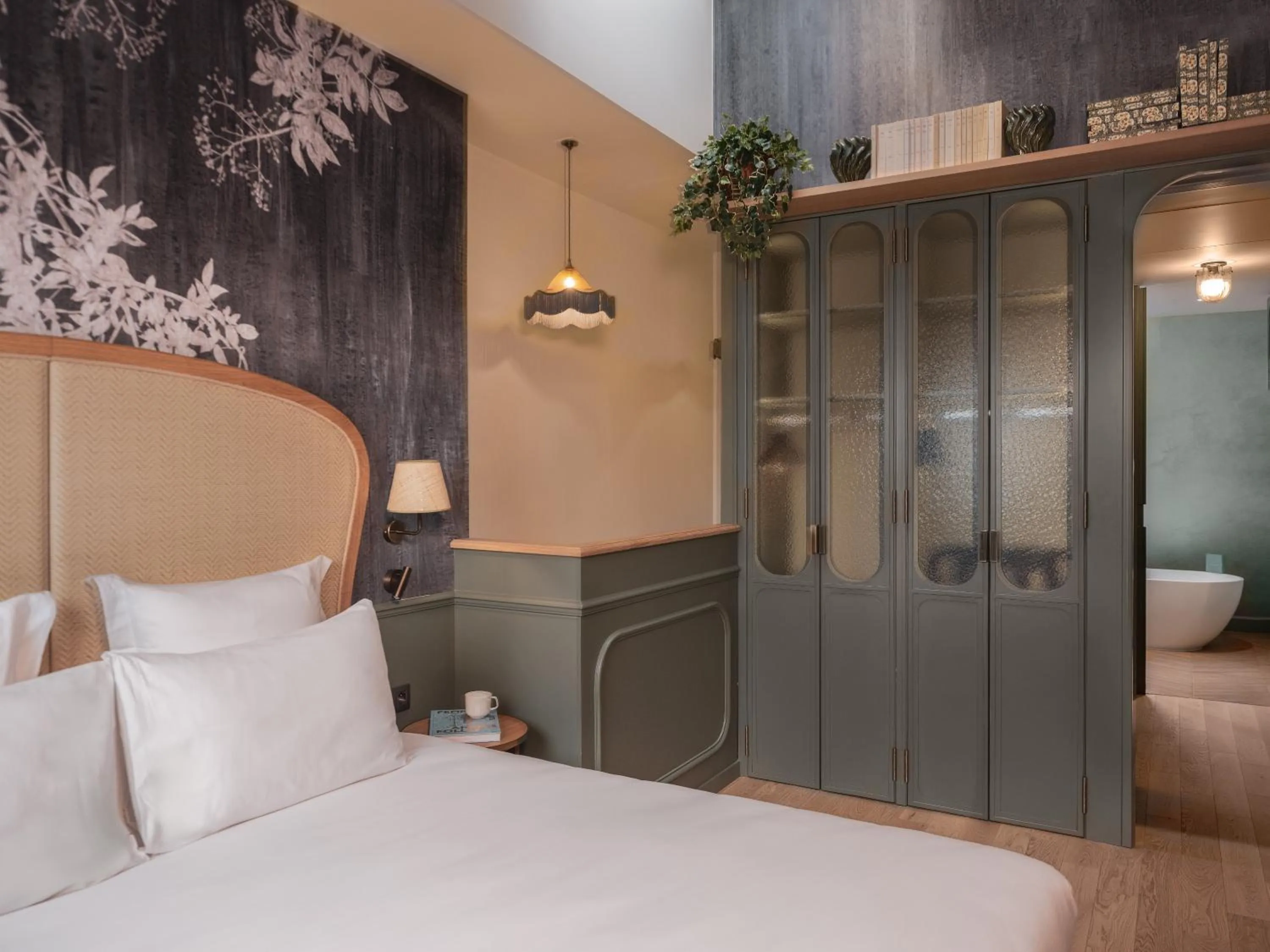 Photo of the whole room, Bed in Miss Fuller