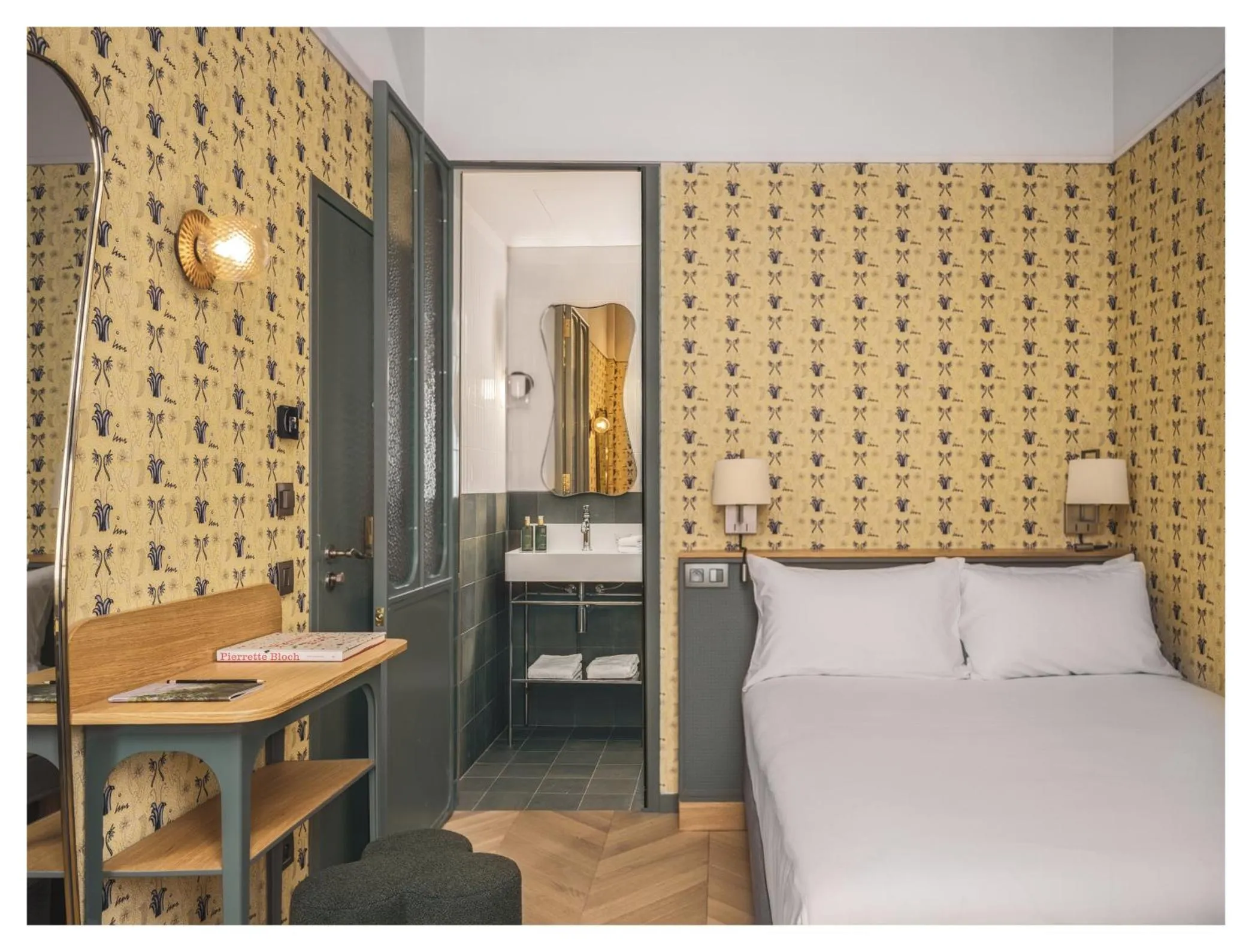 Photo of the whole room, Bed in Miss Fuller