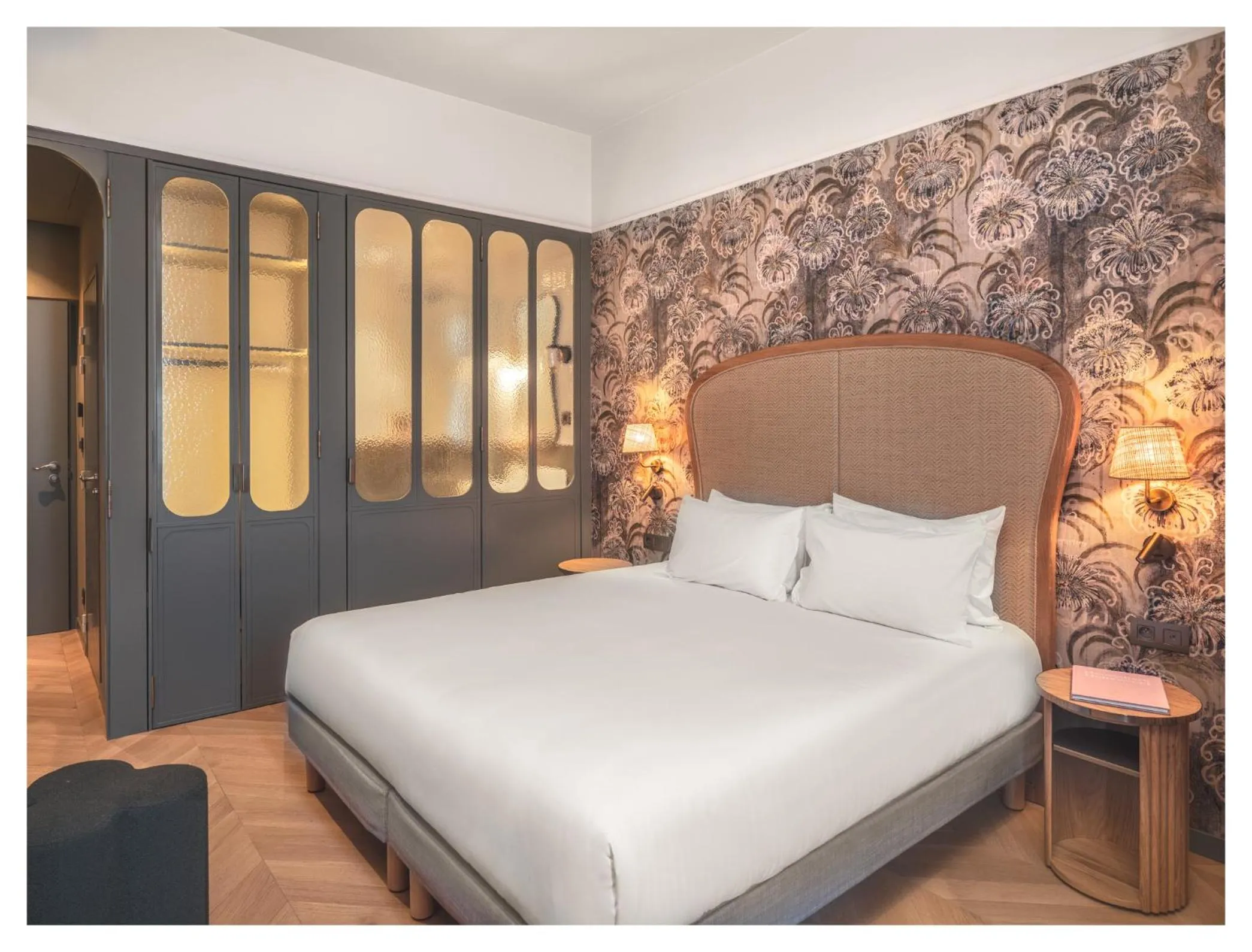 Photo of the whole room, Bed in Miss Fuller