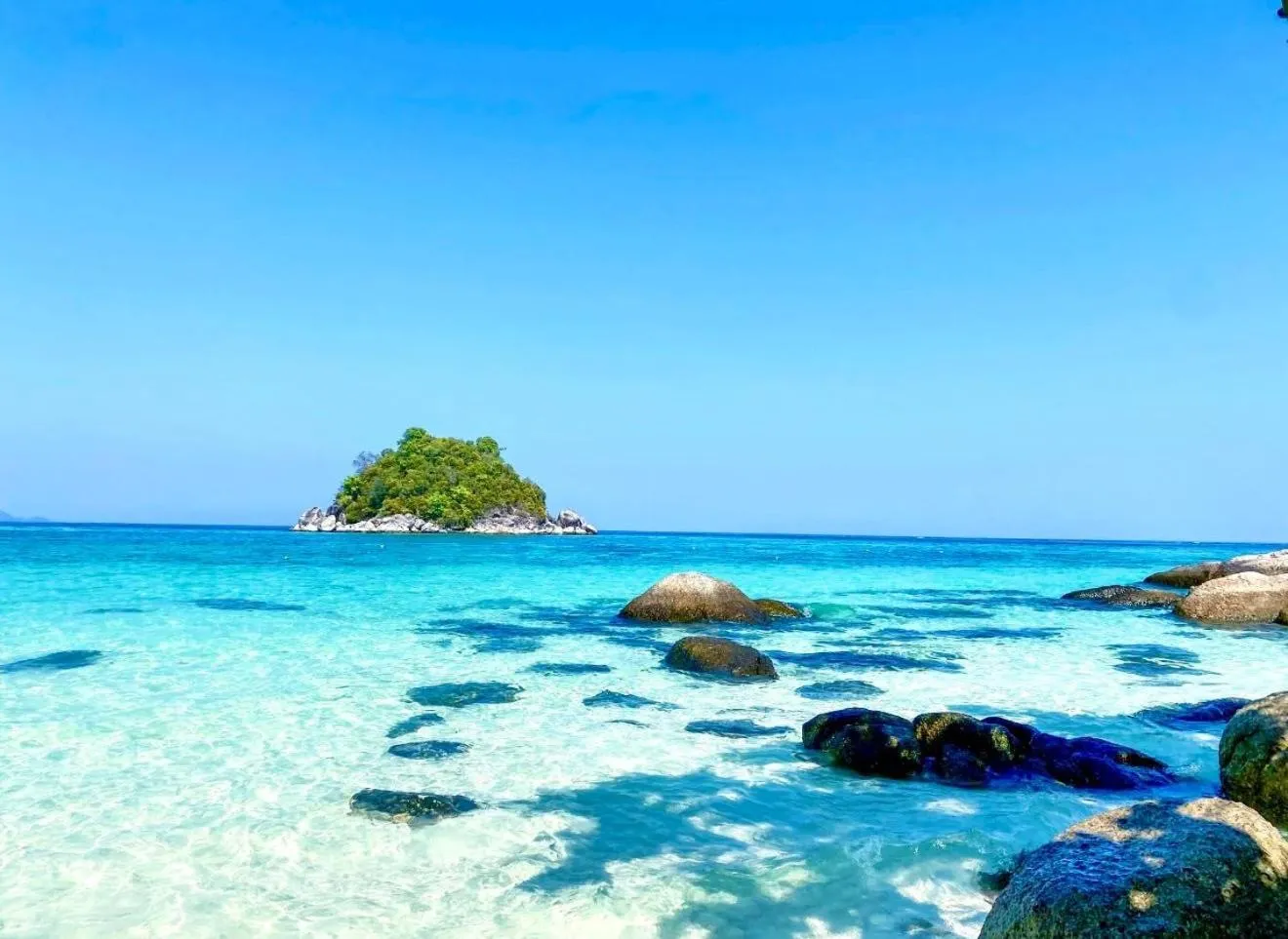 Day in Kathalee Beach Resort