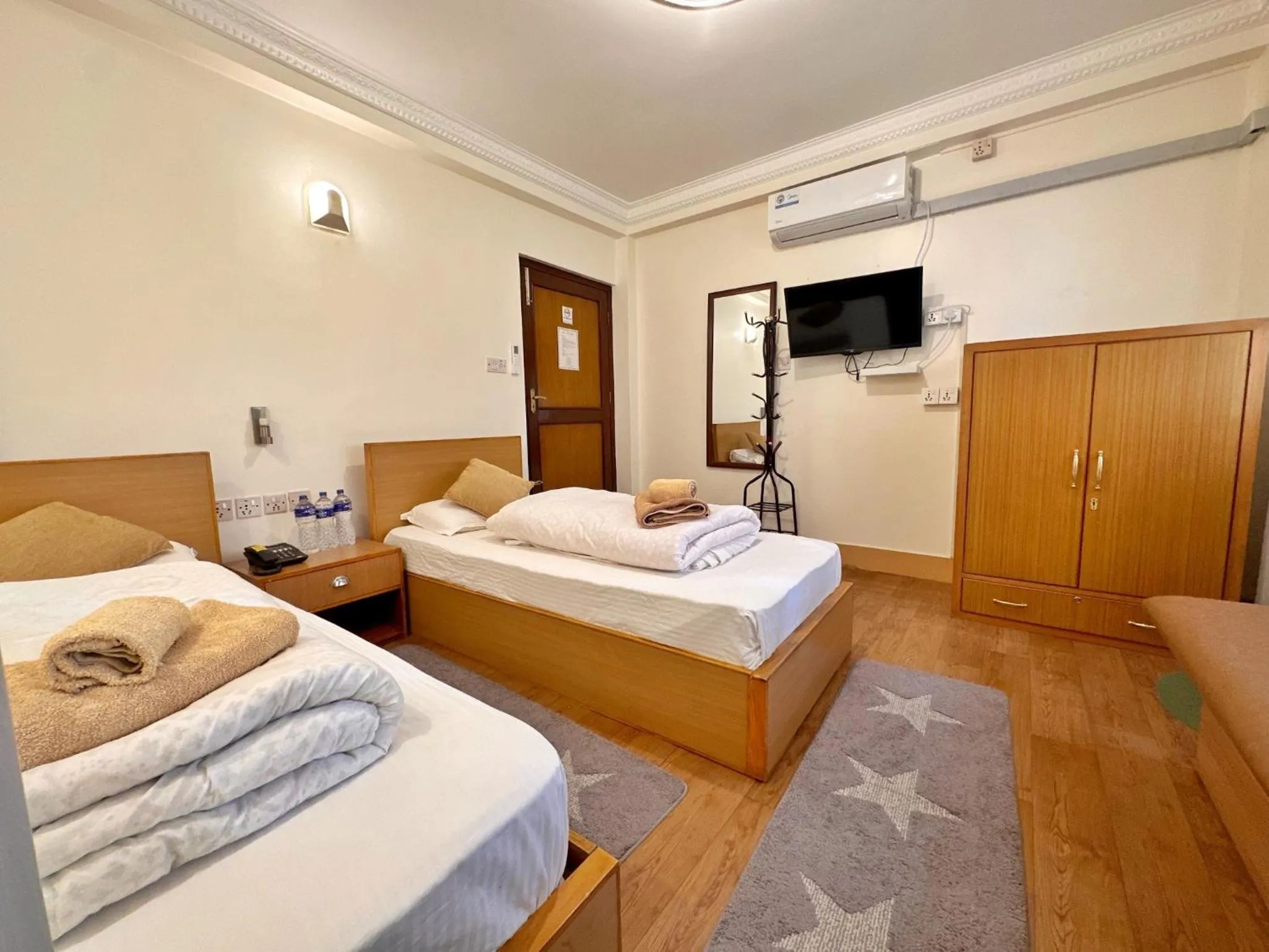Communal lounge/ TV room, Bed in Shakya House