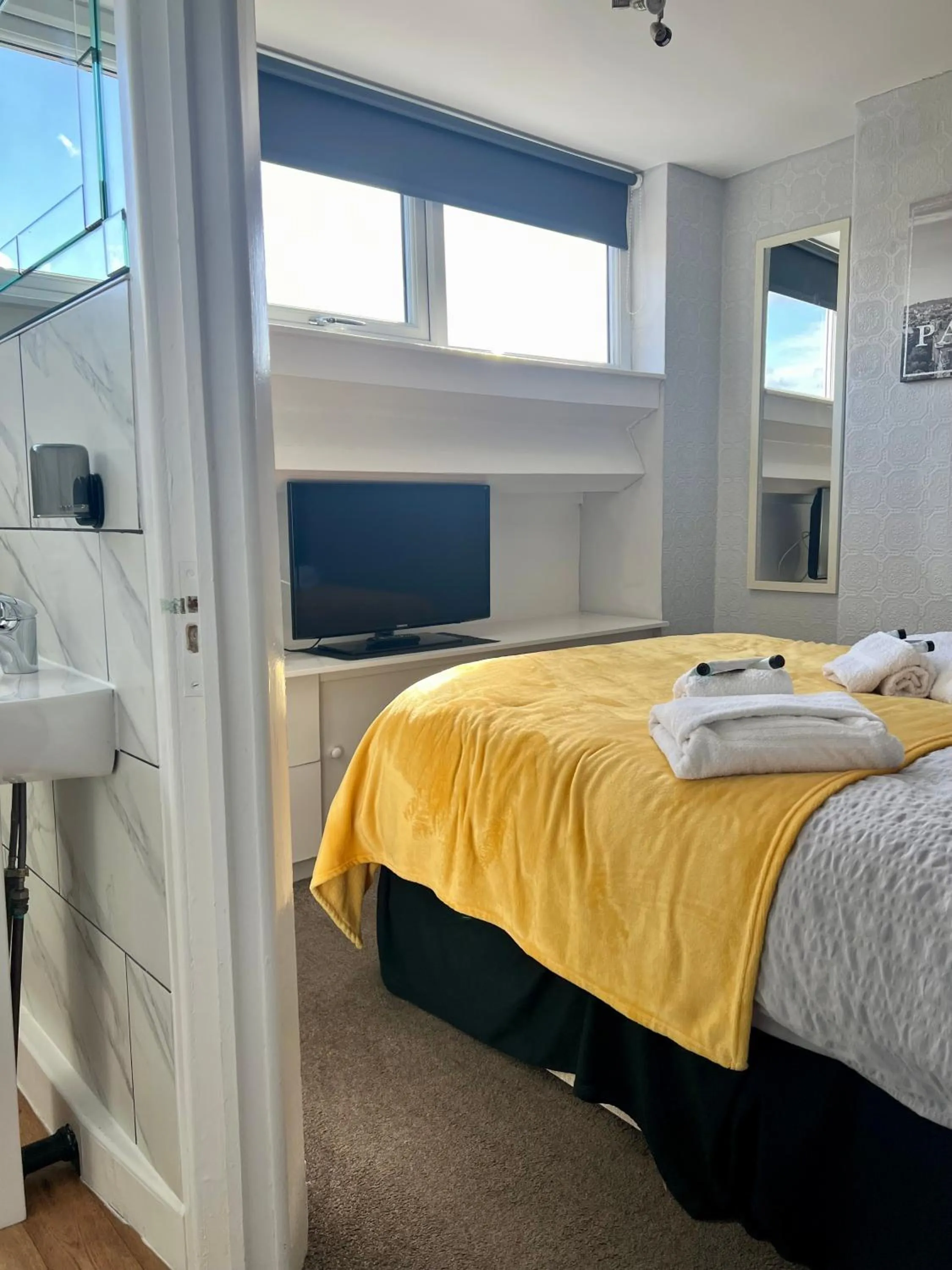 Bedroom, Bed in St Andrews house Hotel