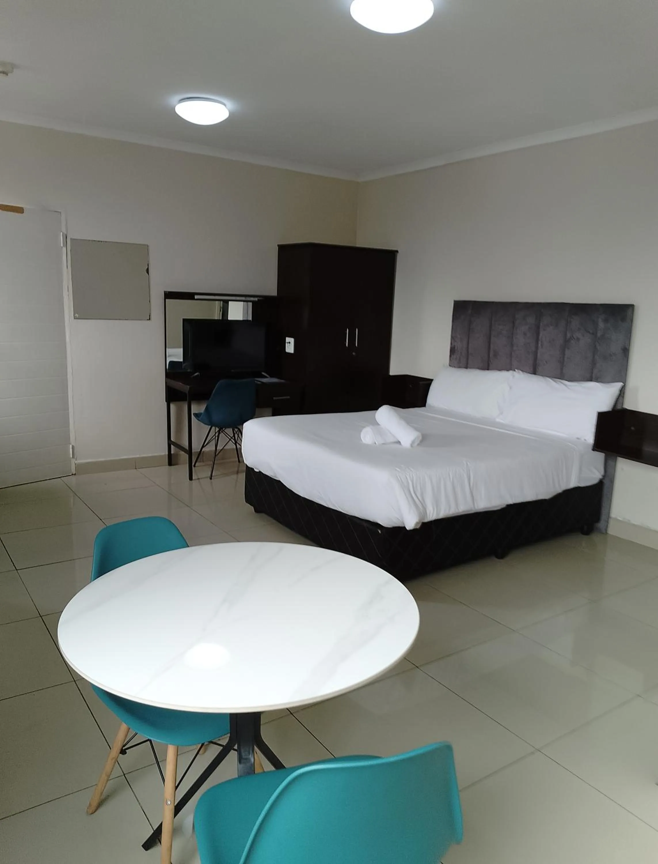 Photo of the whole room, Bed in Bayside Hotel Suites