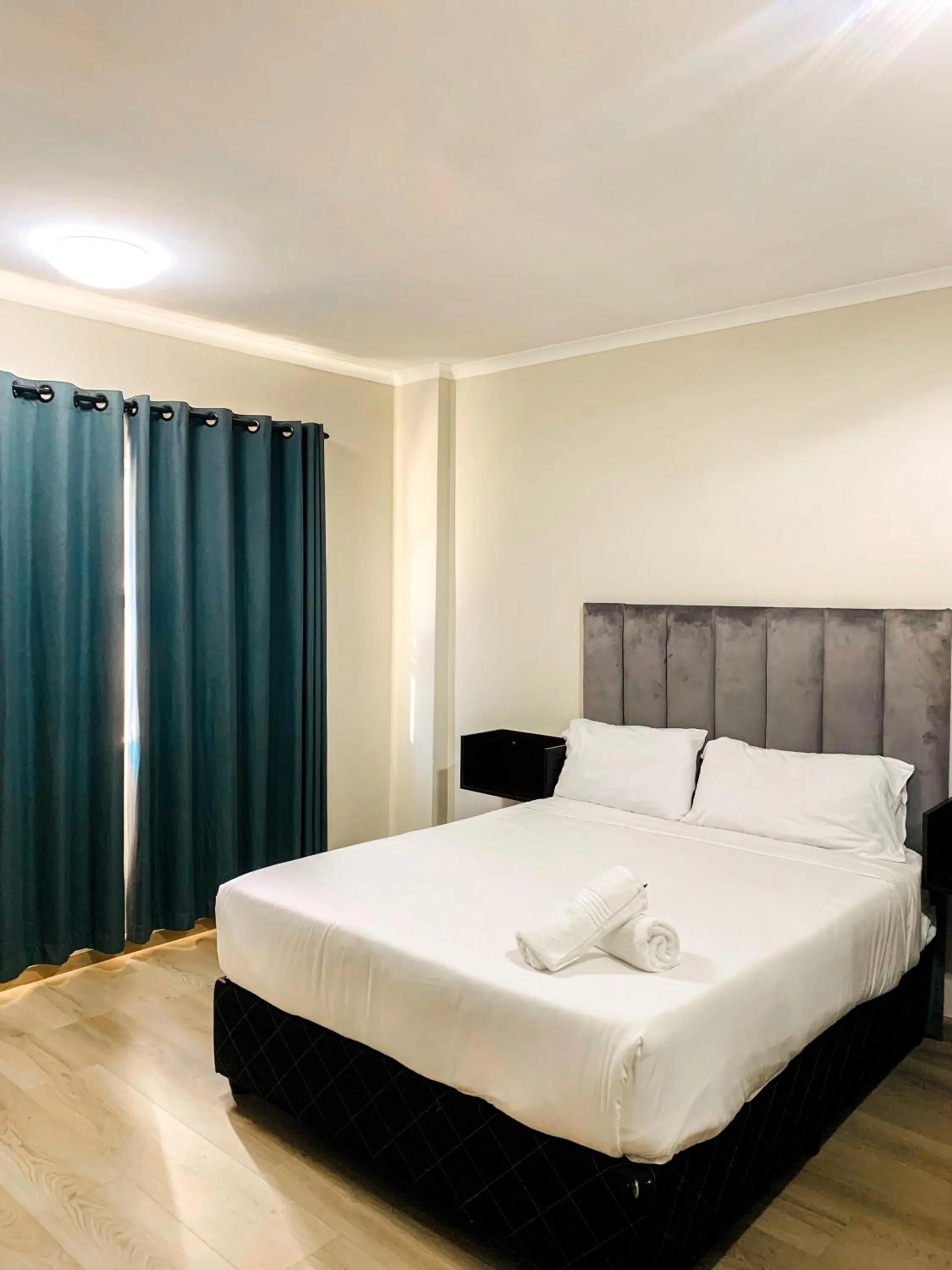 Bedroom, Bed in Bayside Hotel Suites