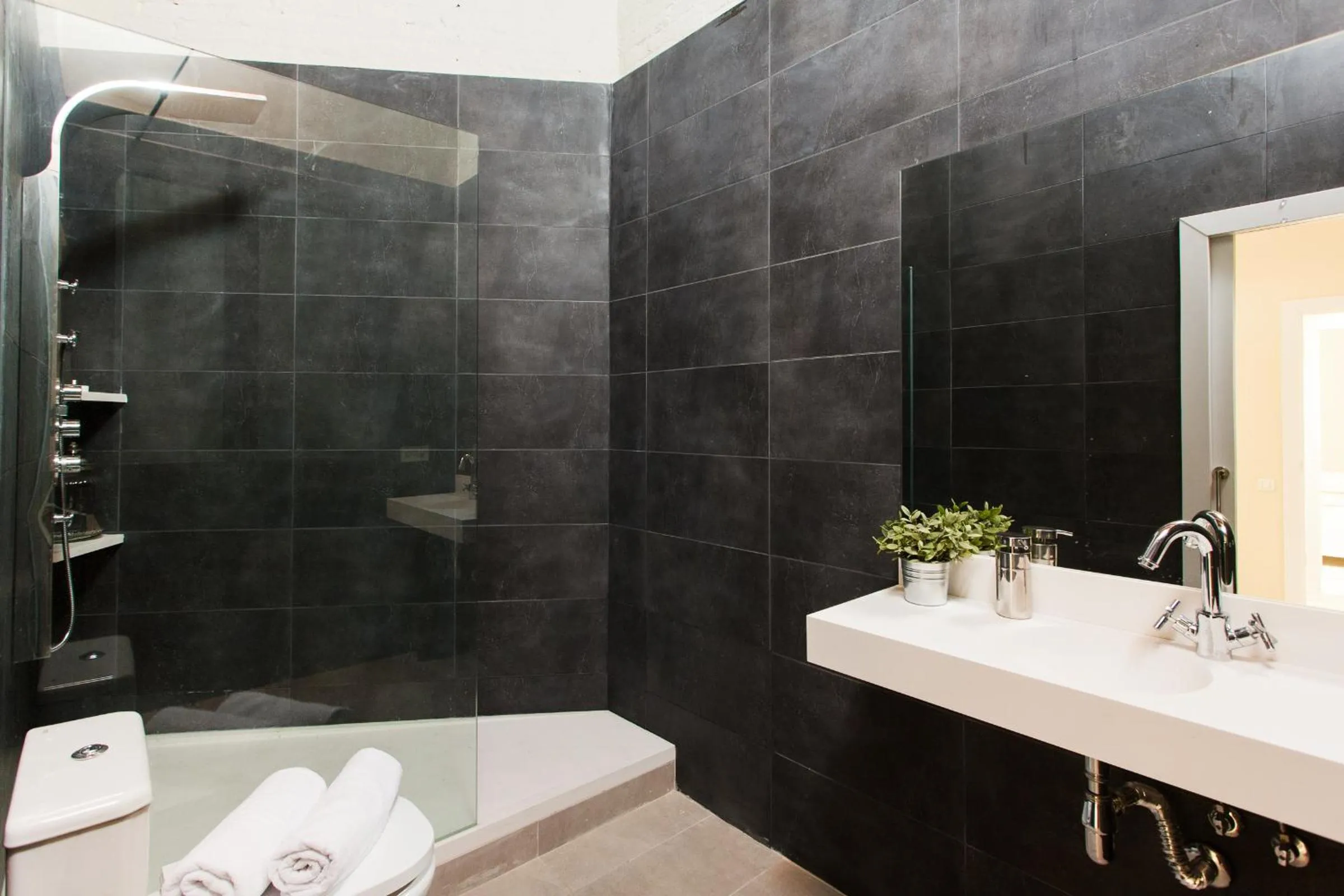 Shower in Key Plaza Cataluña Bliss