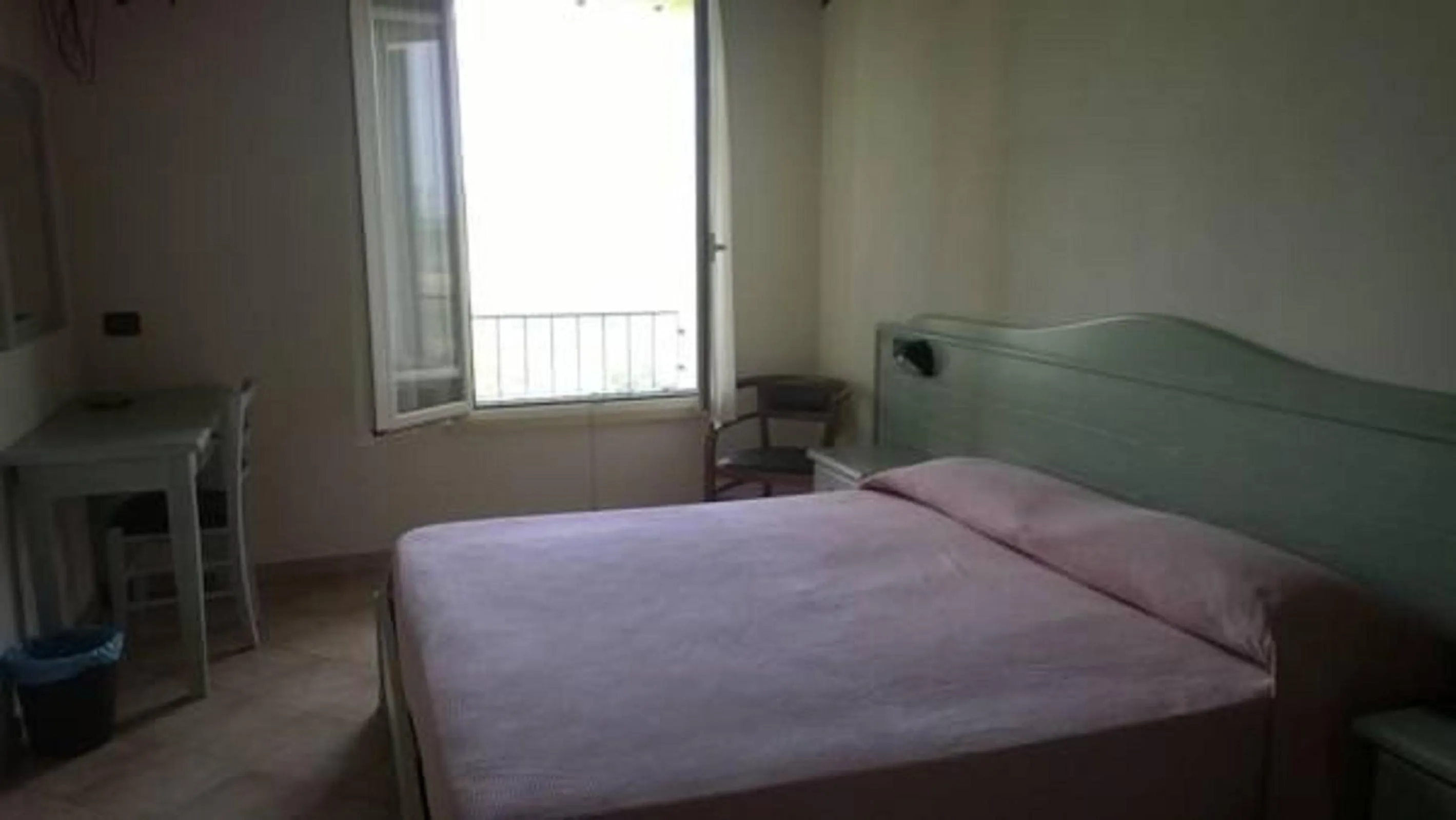 Photo of the whole room, Bed in Albergo del Po